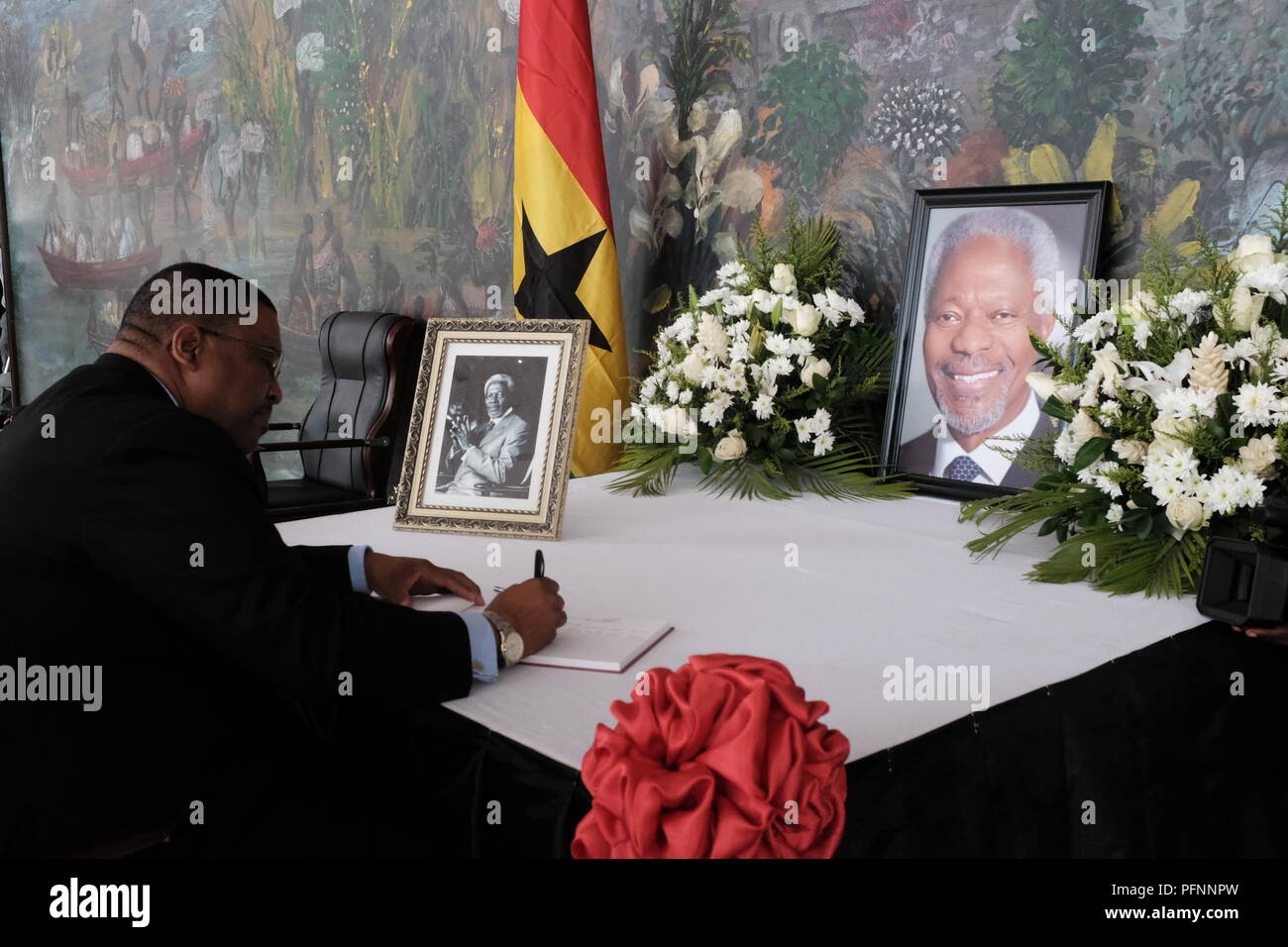 Accra, Ghana. 22 Aug, 2018. Namibischen Botschafter in Ghana Charles Josob Zeichen das kondolenzbuch zu Ehren des verstorbenen ehemaligen UN-Generalsekretär Kofi Annan an der Accra International Conference Center (AICC) in Accra, Hauptstadt von Ghana, am 22.08.2018. Menschen aus allen Lebensbereichen haben hier trooping worden zu unterzeichnen das Kondolenzbuch hier am Mittwoch zu Ehren des ehemaligen Leiters des globalen Körper geöffnet. Annan gestorben am 12.08.18 in der Schweiz, im Alter von 80 Jahren. Credit: Francis Kokoroko/Xinhua/Alamy leben Nachrichten Stockfoto