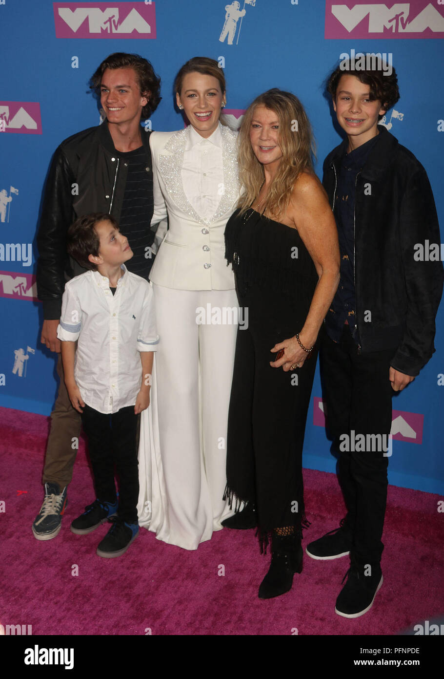 New York City, New York, USA. 20 Aug, 2018. BLAKE LIVELY, ihre Mutter Elaine lebhaft und Familie besuchen die Anreise für die 2018 MTV VMAS'' in der Radio City Music Hall statt. Credit: Nancy Kaszerman/ZUMA Draht/Alamy leben Nachrichten Stockfoto