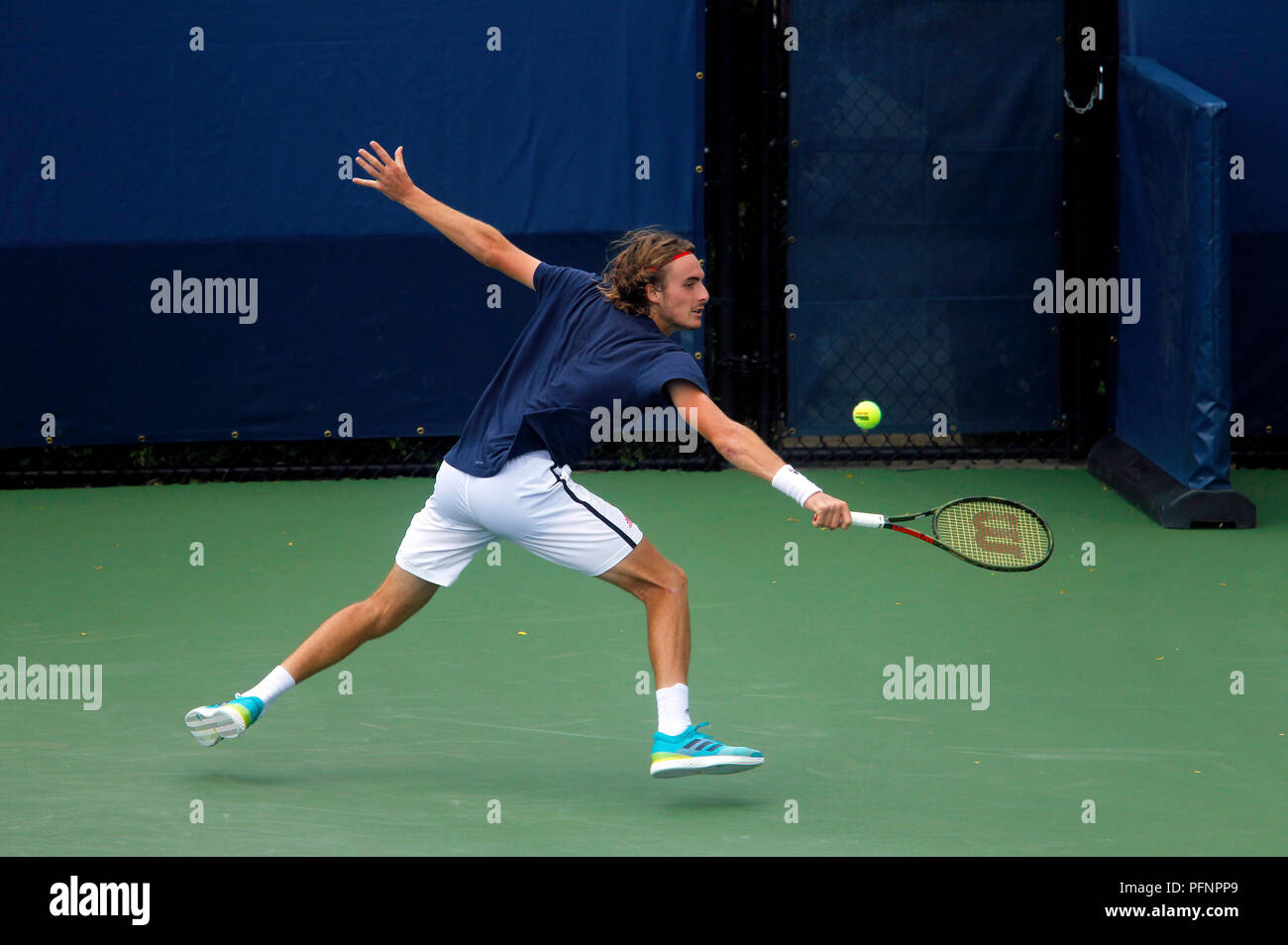 New York, N. Y, 22. August 2018 - US Open Tennis Praxis: Stefanos Tsitsipas Griechenlands üben an der Billie Jean King National Tennis Center in Flushing Meadows, New York, als Spieler für die US Open, die am kommenden Montag beginnt, vorbereitet. Quelle: Adam Stoltman/Alamy leben Nachrichten Stockfoto