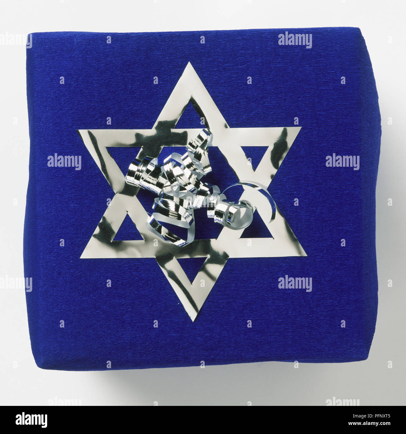 Ein Geschenk in blaues Papier mit einem silbernen Stern von David und silberne Band gewickelt auf der Oberseite Stockfoto