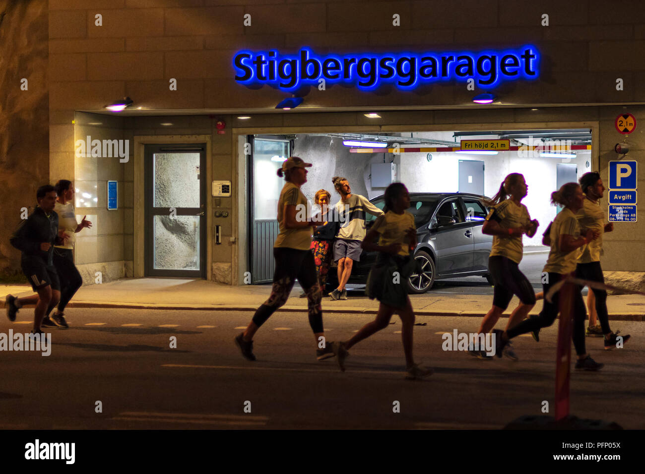 STOCKHOLM, SCHWEDEN, 18 Aug, 2018: Mitternacht in den Straßen der südlichen Teile der Stockholmer Innenstadt laufen, auch Midnattsloppet genannt. Stockfoto