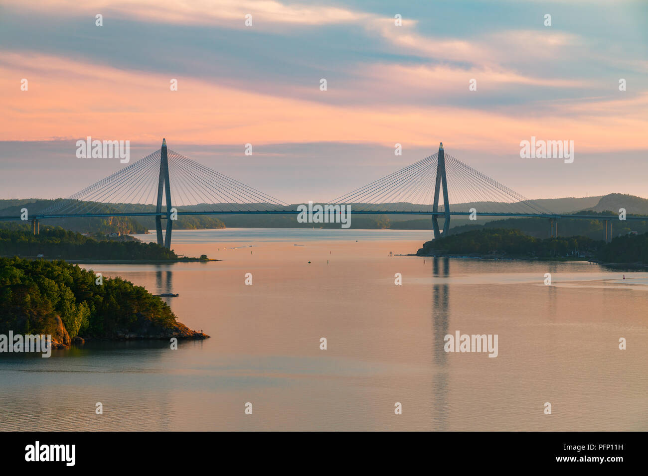 Die uddevalla Bridge ist eine Schrägseilbrücke Kreuzung Sunninge Sound in der Nähe von Uddevalla in der Provinz Bohuslan an der Westküste von Schweden Stockfoto