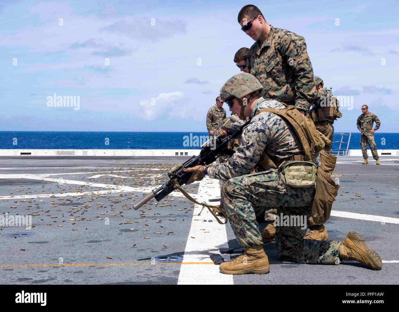 180729-N-PH 222-0128 PAZIFISCHER OZEAN (29 Juli 2018) Marine Corps Pfc. Austin Lacross, von Spring, Texas, zugeordnet zu den 13 Marine Expeditionary Unit (MEU), bereitet sein Gewehr zu laden während einer kleinen Arme live-fire Übung auf dem Flugdeck von San Antonio - Klasse amphibious Transport dock USS Anchorage LPD (23). Anchorage ist unterwegs für eine regelmäßig geplante Bereitstellung von Essex Amphibious Ready Group (ARG) und 13th Marine Expeditionary Unit (MEU). Das Essex ARG/MEU Team ist eine starke und flexible Kraft ausgestattet und skalierbar auf jede Krise, die von der humanitären Hilfe und der Endbenutzer-arbeitsplätze zu reagieren Stockfoto