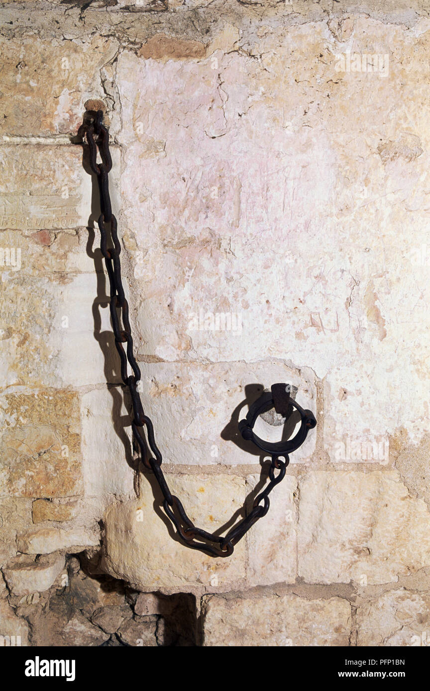 Schäkel auf Metall Kette zu stein Wand befestigt, close-up Stockfoto