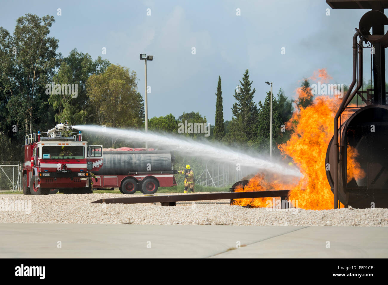 Mitglieder des 39. Bauingenieur Squadron Feuerwehr extinguis ein simuliertes Flugzeug Brand in Incirlik, der Türkei, August 7, 2018. Die Feuerwehr Mitglieder verwendet die Ausübung der Reaktionszeit und der Praxis mit ihren Anlagen zu verringern, um sicherzustellen, dass sie ausreichend geschult. (U.S. Air Force Foto: Staff Sgt. Kimberly Nagle) Stockfoto