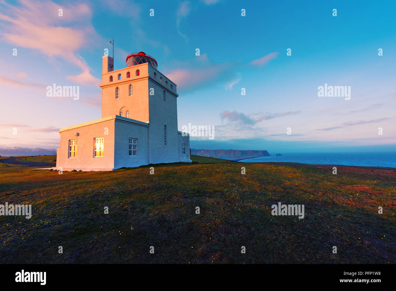 Weißen Leuchtturm am Kap Dyrholaey Stockfoto