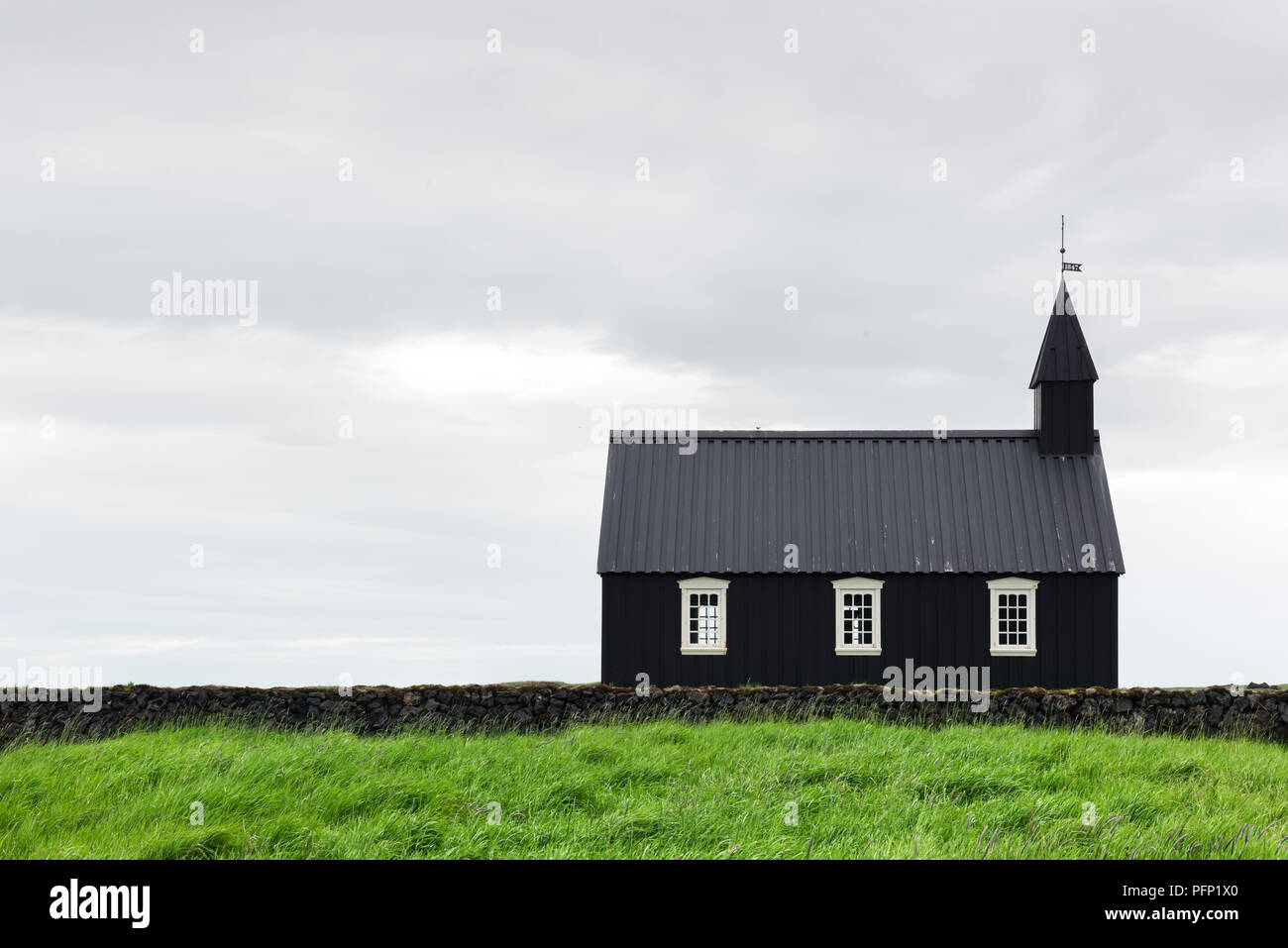 Schwarze hölzerne Kirche Budakirkja Stockfoto