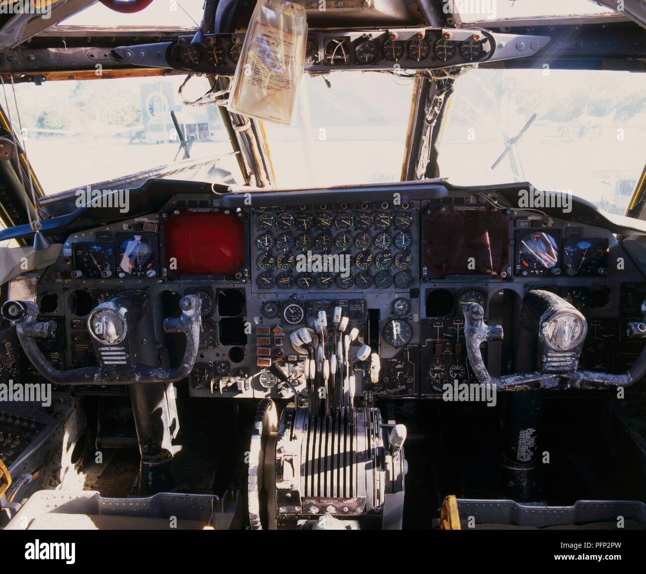 Cockpit Innenraum einer Boeing B-52G Stratofortress (B-52) Bomber Stockfoto