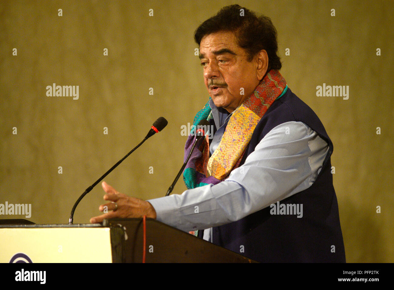 Kolkata, Indien. 21 Aug, 2018. BJP MP Shatrughan Sinha liefert seine Rede während der Sondertagung über die indische Wirtschaft und ihre Herausforderungen. BJP MP Shatrughan Sinha, MP Cerstin Ganguly und Janta Dal (United) MP Pavan Kumar Varma Teile in eine spezielle Sitzung über die indische Wirtschaft und ihre Herausforderungen. Credit: Saikat Paul/Pacific Press/Alamy leben Nachrichten Stockfoto