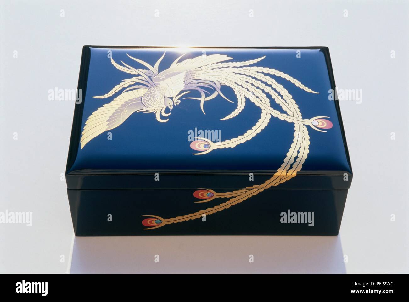 Auf blauen Kästchen laquerware Vogel aus Aizu-Wakamatsu Stockfoto