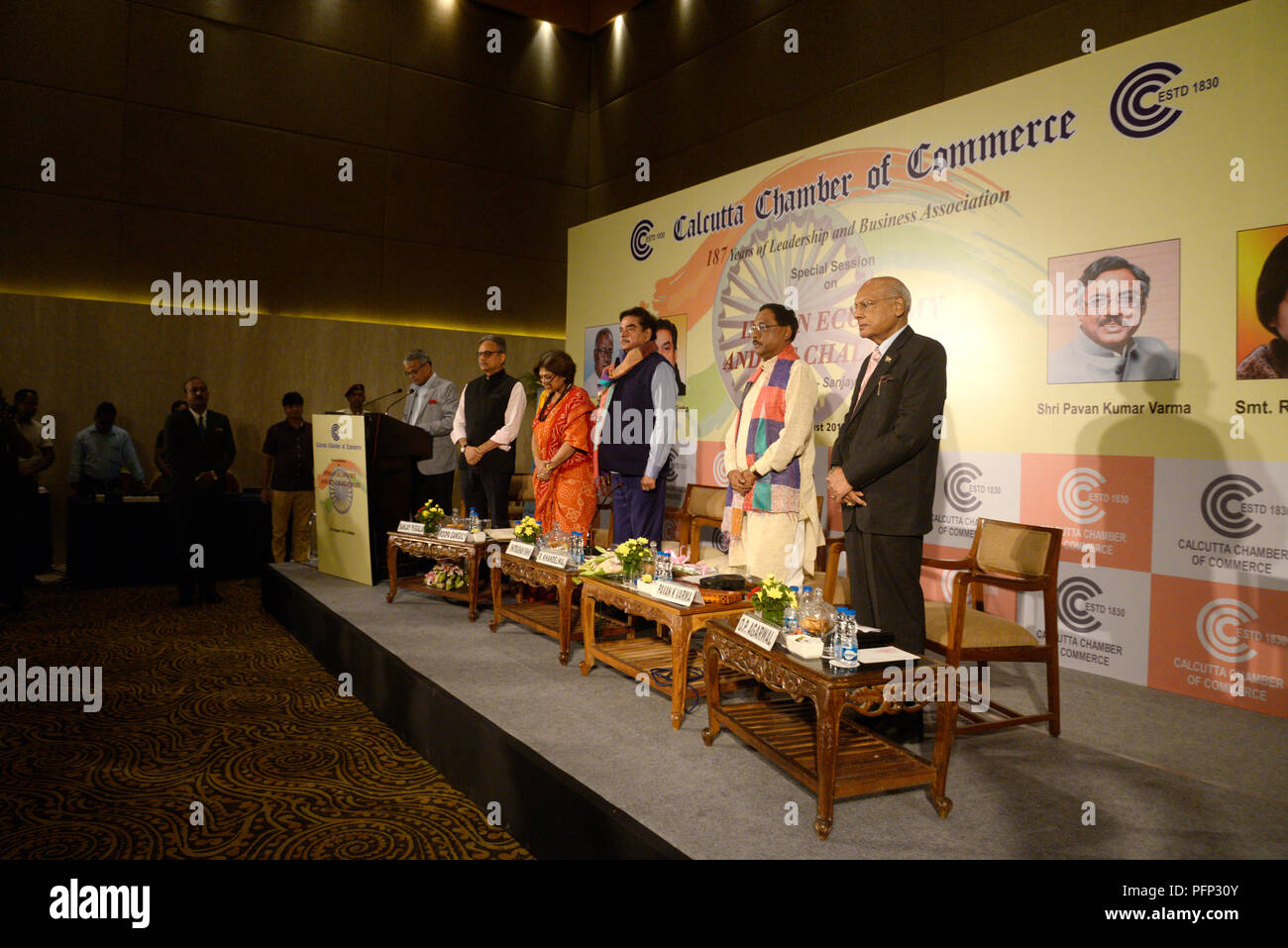 Kolkata, Indien. 21 Aug, 2018. BJP MP Shatrughan Sinha (vierter von links), MP Cerstin Ganguly (dritter von links) und Janta Dal (United) MP Pavan Kumar Varma (Zweiter von rechts) nehmen Sie die Teile in eine spezielle Sitzung über die indische Wirtschaft und ihre Herausforderungen. Credit: Saikat Paul/Pacific Press/Alamy leben Nachrichten Stockfoto