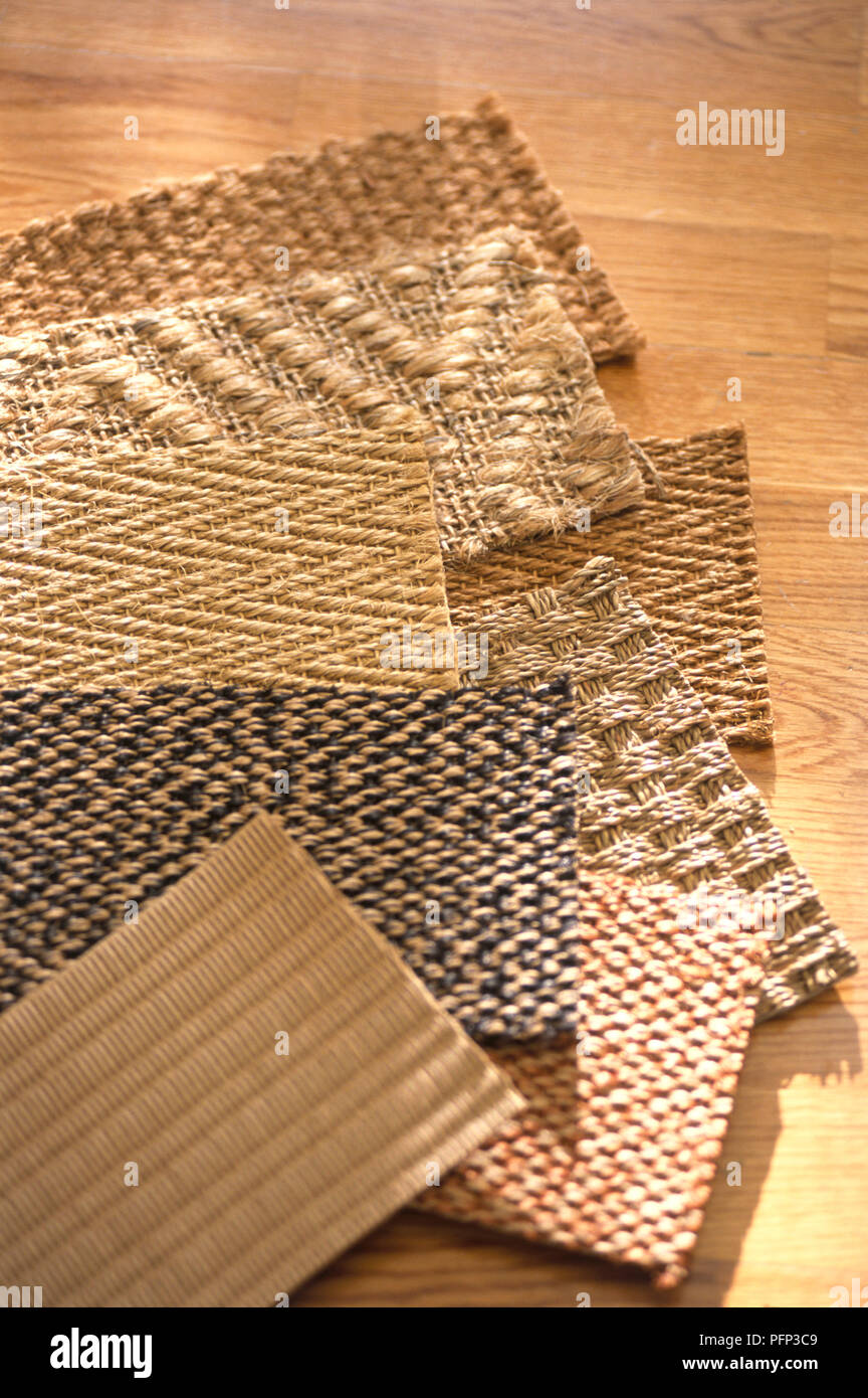 Auswahl der natürlichen Bodenbeläge Materialien wie Kokos, Sisal, Jute, auf Holzboden angeordnet, close-up Stockfoto