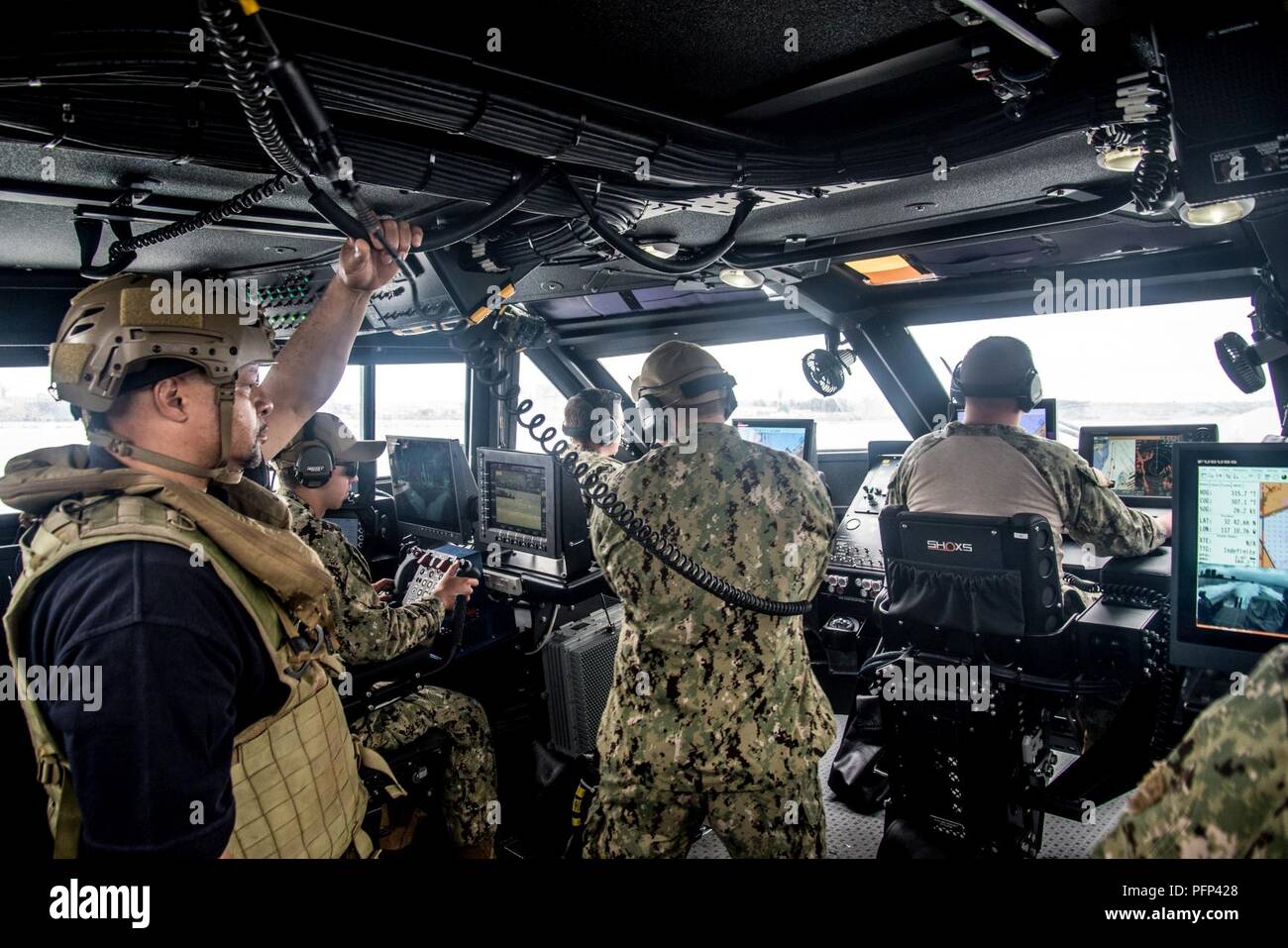 SAN DIEGO (23. Mai 2018) Martin Weiß, Training Personal Officer zugeordnet Marine Expeditionary Combat Command (NECC) ist unterwegs an Bord MKVI Patrouillenboot während Küsten Riverine Squadron (CRS) 3 abschließende Bewertung Problem durch Küsten Riverine Group (CRG) (1) Ausbildung und Evaluierung durchgeführt. CRG stellt eine Kernkompetenz bezeichnet hochwertige Assets über das Grün und Blau, Wasser, Umwelt und die Bereitstellung von Portierbaren adaptive Kraft Pakete (AFP) weltweit in einem integrierten, gemeinsamen und kombinierte Theater der Operationen zu verteidigen. Stockfoto