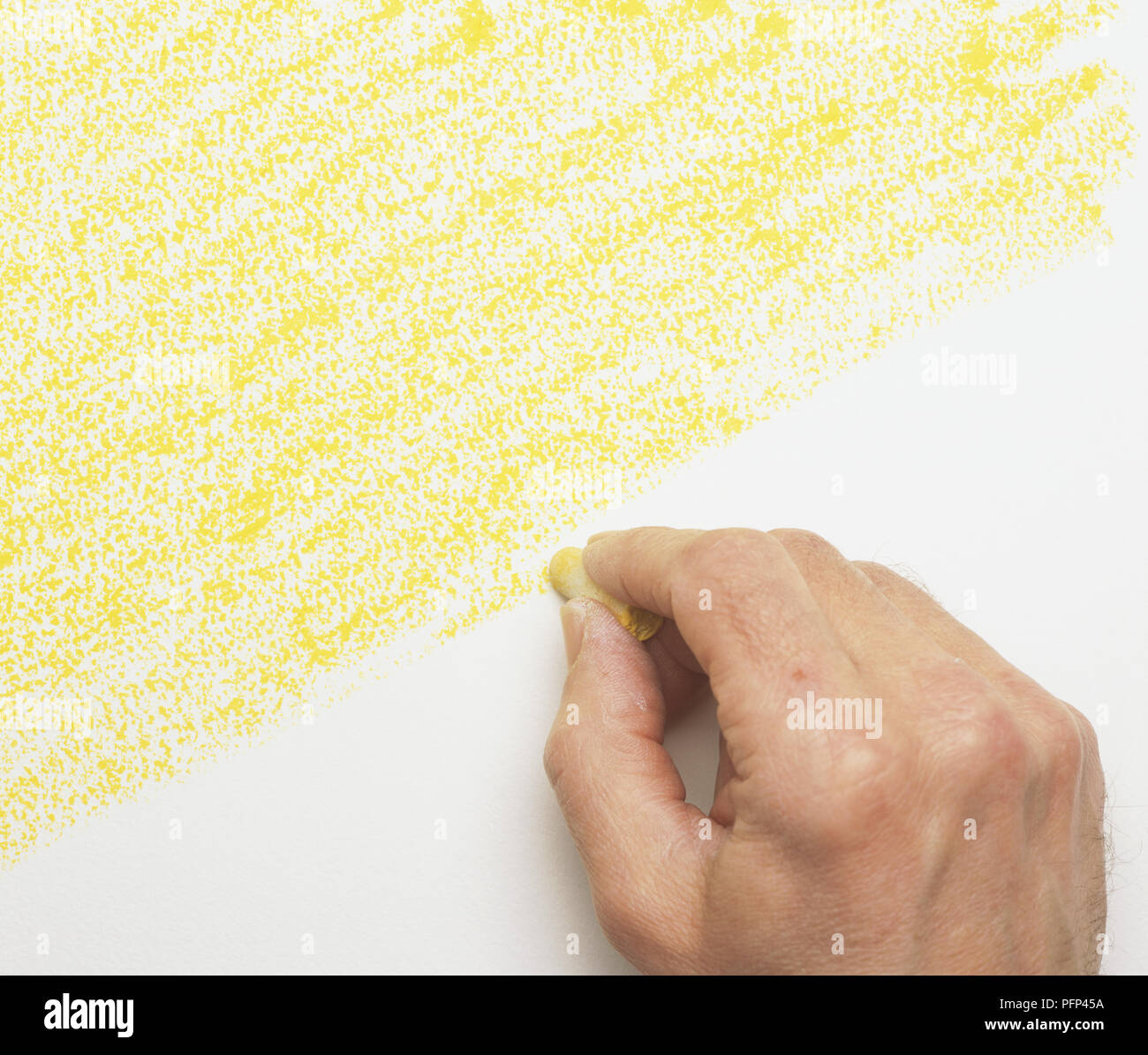Gelb Pastell verwendet wird weißes Papier Oberfläche, Ansicht von oben Stockfoto