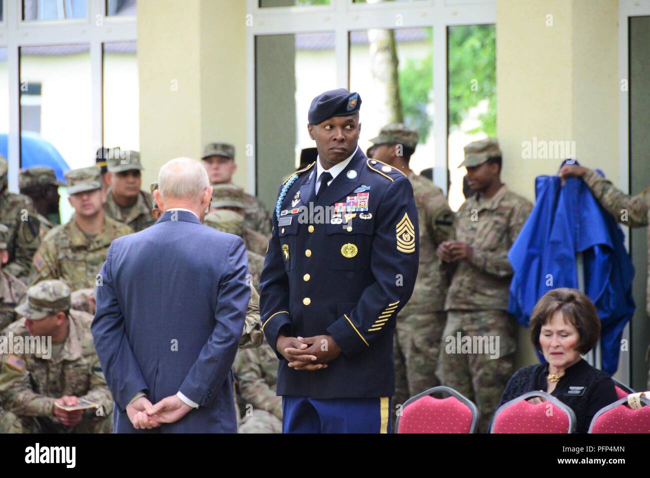 ILLESHEIM, Deutschland - Soldaten, Zivilisten und Rentner waren verbunden, die von lokalen Mitglieder der amerikanischen Legion Beiträge (Ansbach und Illesheim) Tribut an gefallenen Service Mitglieder an einem Kranz während des Memorial Day Zeremonie bei Storck Barracks Memorial Park 24. Mai 2018 zur Festlegung zu bezahlen. Anwesend waren der US-Armee Garnison Ansbach Befehl Sgt. Große Philson Tavernier, American Legion Post Commander 1982 Susan Houston sowie Vertreter aus der lokalen Armee rotatorische Einheiten in Illesheim stationiert, 1 Air Cavalry Brigade, 1 Calvary Division und der 678Th Air Defence Battalion. Gastreferent war Capt. Stockfoto