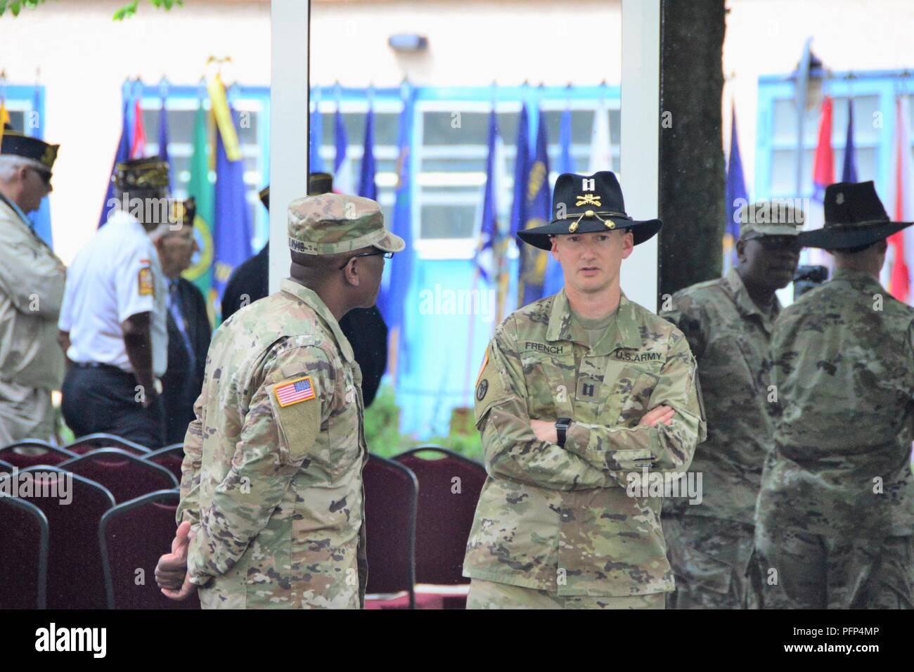 ILLESHEIM, Deutschland - Soldaten, Zivilisten und Rentner waren verbunden, die von lokalen Mitglieder der amerikanischen Legion Beiträge (Ansbach und Illesheim) Tribut an gefallenen Service Mitglieder an einem Kranz während des Memorial Day Zeremonie bei Storck Barracks Memorial Park 24. Mai 2018 zur Festlegung zu bezahlen. Anwesend waren der US-Armee Garnison Ansbach Befehl Sgt. Große Philson Tavernier, American Legion Post Commander 1982 Susan Houston sowie Vertreter aus der lokalen Armee rotatorische Einheiten in Illesheim stationiert, 1 Air Cavalry Brigade, 1 Calvary Division und der 678Th Air Defence Battalion. Gastreferent war Capt. Stockfoto
