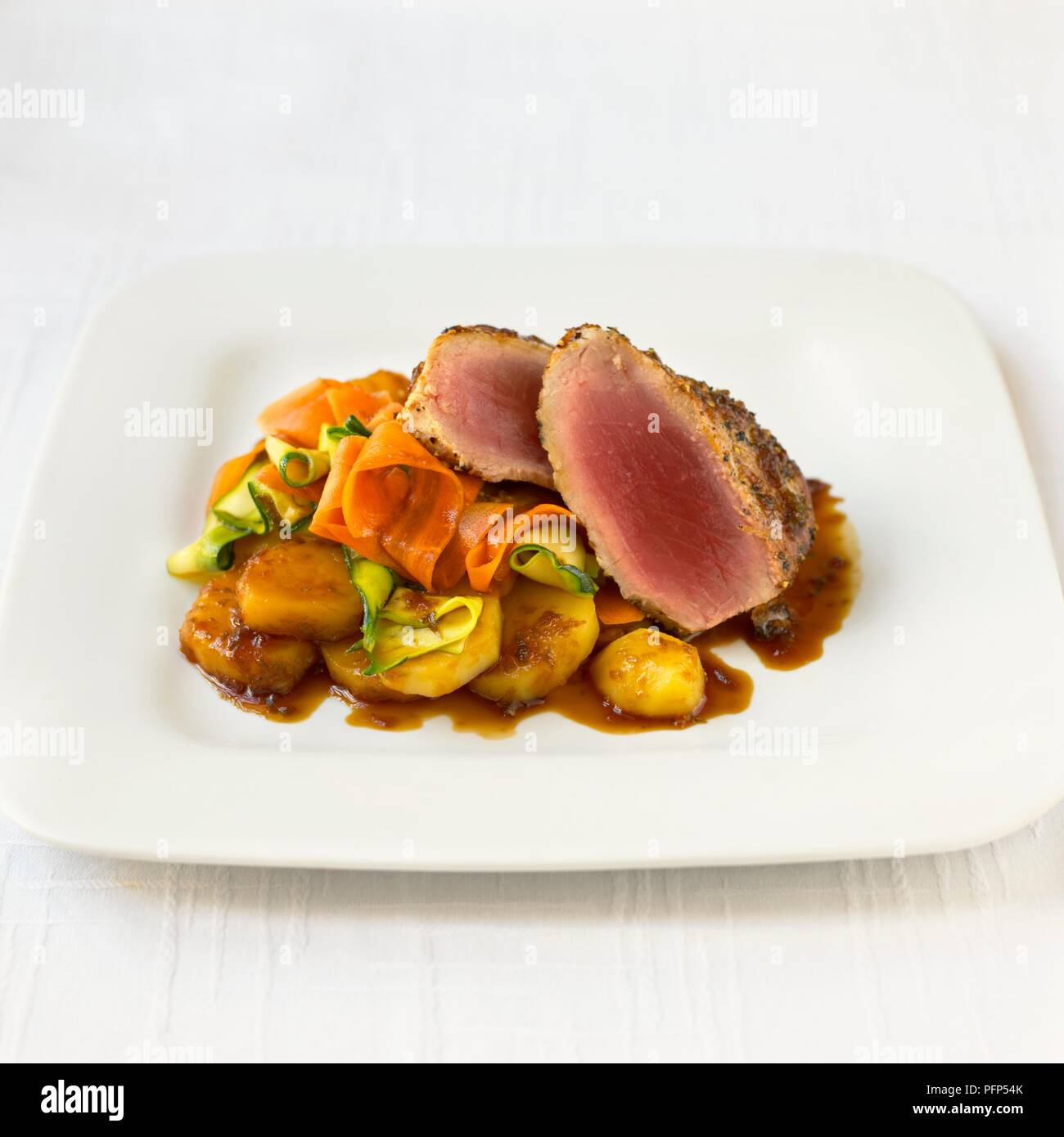 Bked Thunfisch mit Gemüse auf quadratische Platte serviert. Stockfoto