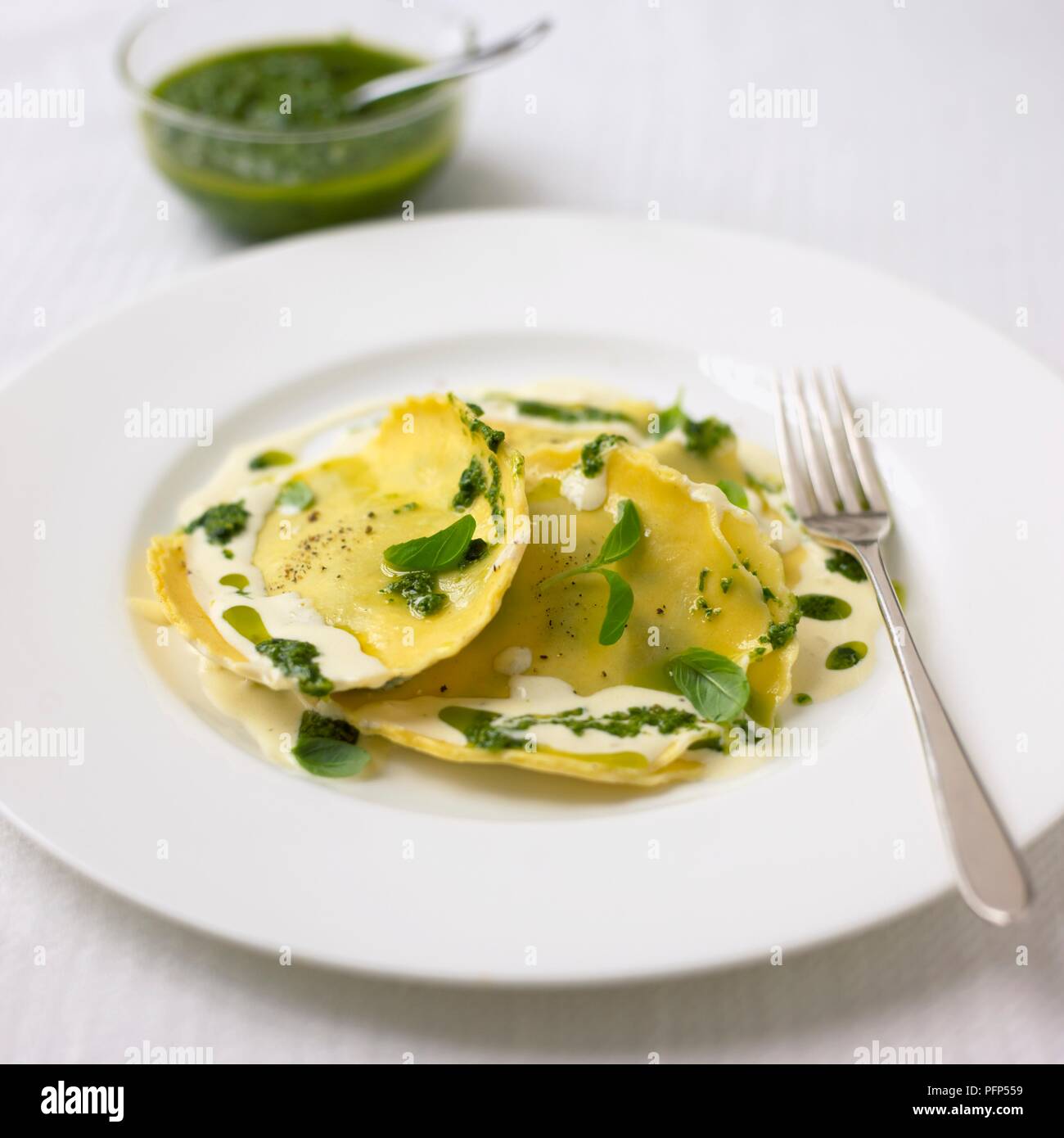 Ravioli mit Spinat und Ricotta auf weißer Teller mit Gabel Stockfoto