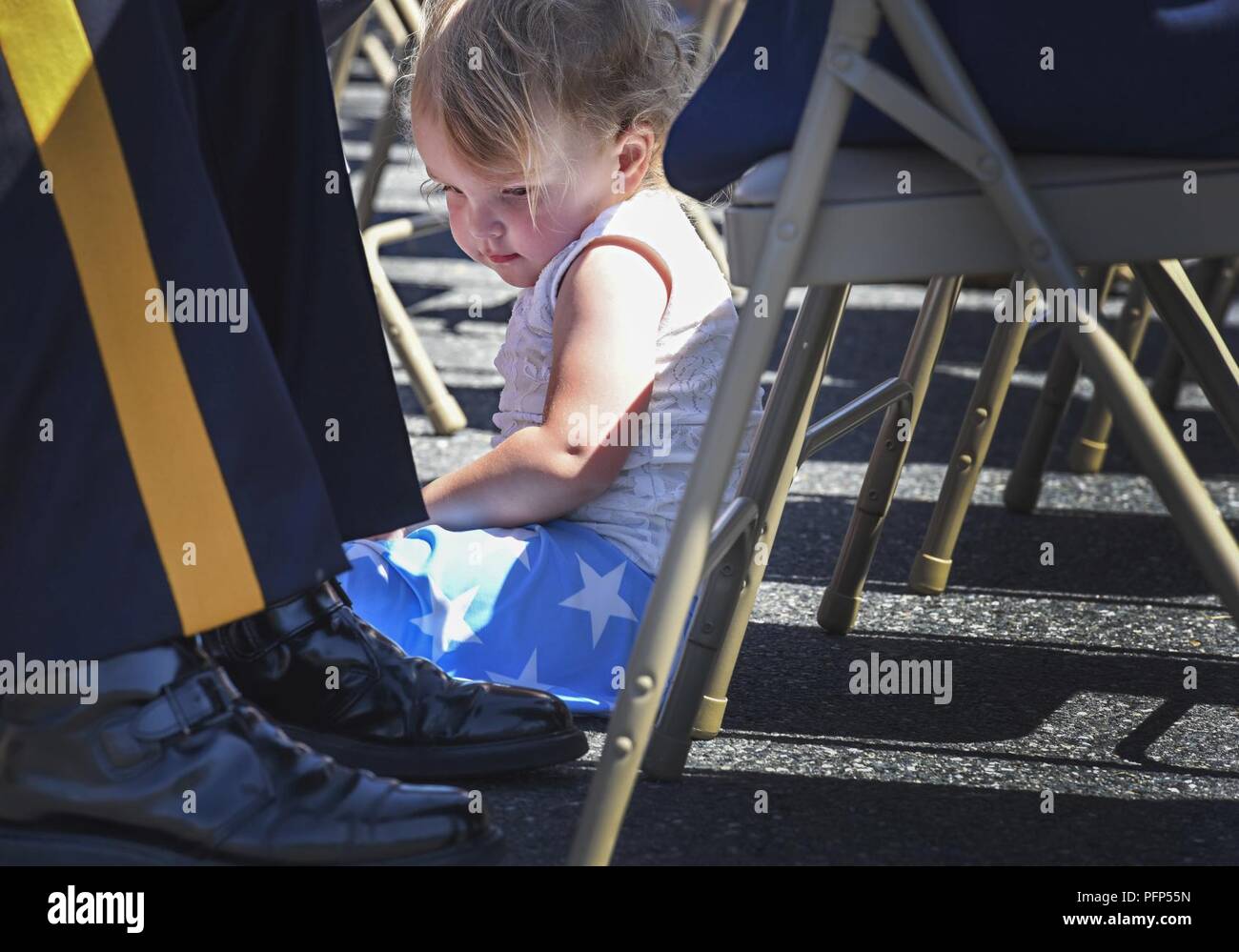 Zwei-jährige Jessica Herbert spielt an den Füßen von N.J. Staatliche Polizei Staff Sgt. Jaclyn B. Jiras während der jährlichen Parade der Kränze Zeremonie Mai 24, 2018 Joint Base Mc Guire-Dix - Lakehurst, N.J. Etwa 50 N.J. Nationalgardisten aus dem ganzen Land nahmen an der Zeremonie zu Ehren des Memorial Day statt. Stockfoto