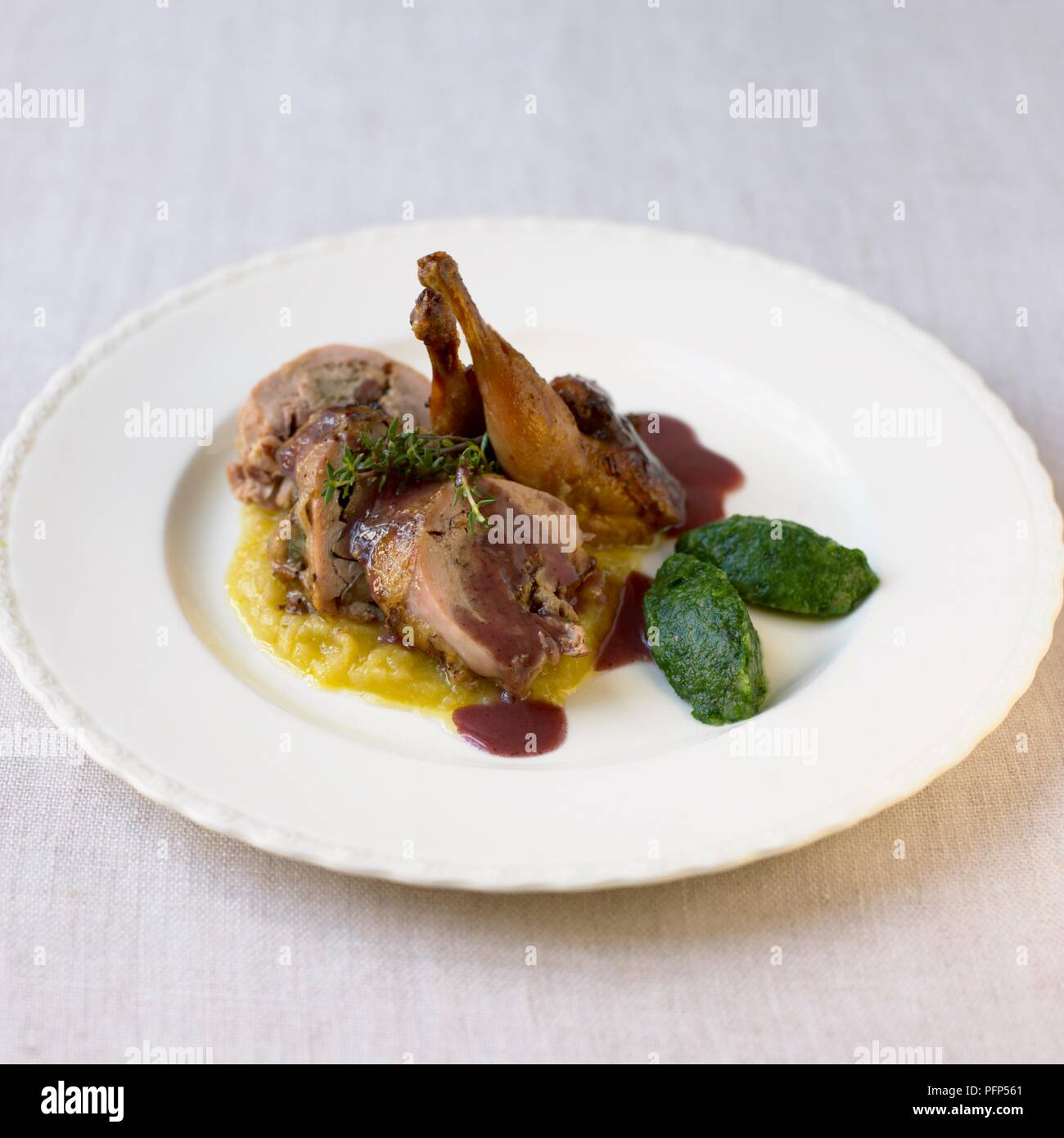 Wachtel mit Huhn Leber auf weiße Platte serviert. Stockfoto