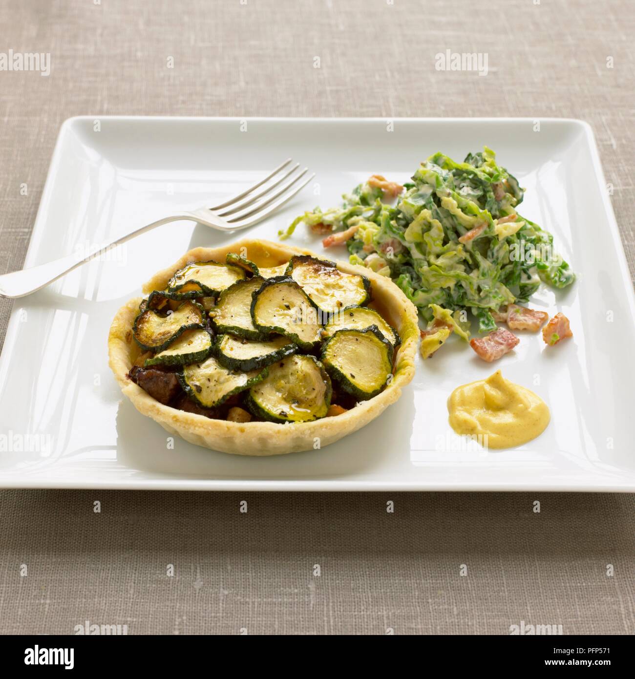 Schweinefleisch serviert auf quadratische Platte mit Estragon tart und Gemüse und Senf. Stockfoto