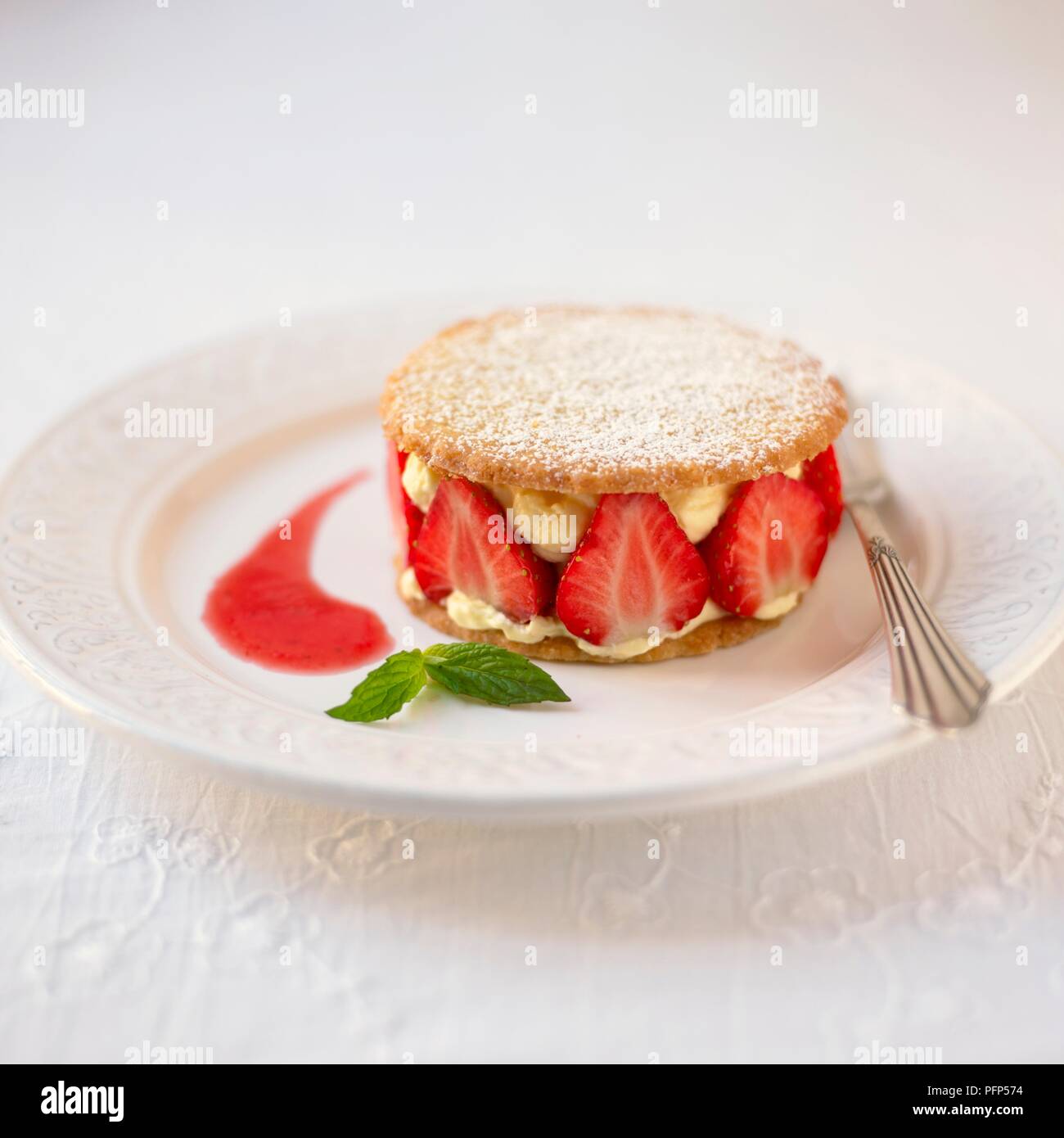 Erdbeere syllabub serviert auf weißer Platz Stockfoto