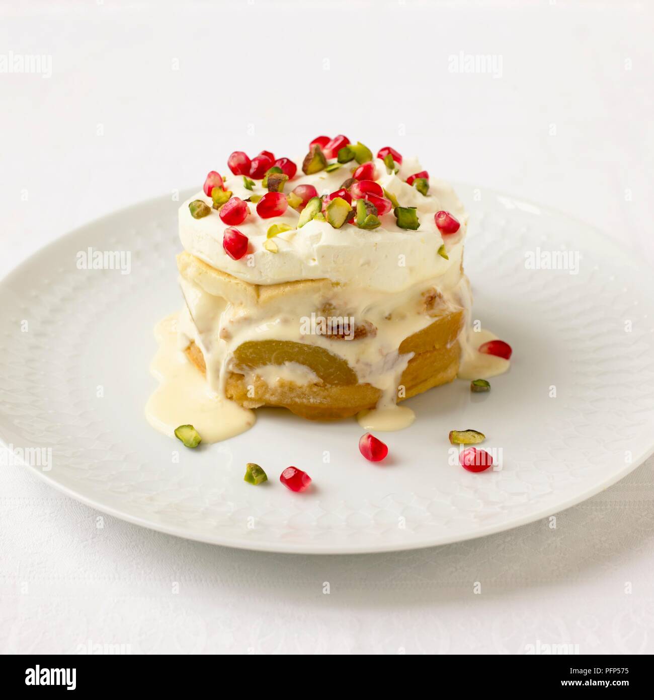 Aprikose und Kardamom Kleinigkeit auf weiße Platte serviert. Stockfoto