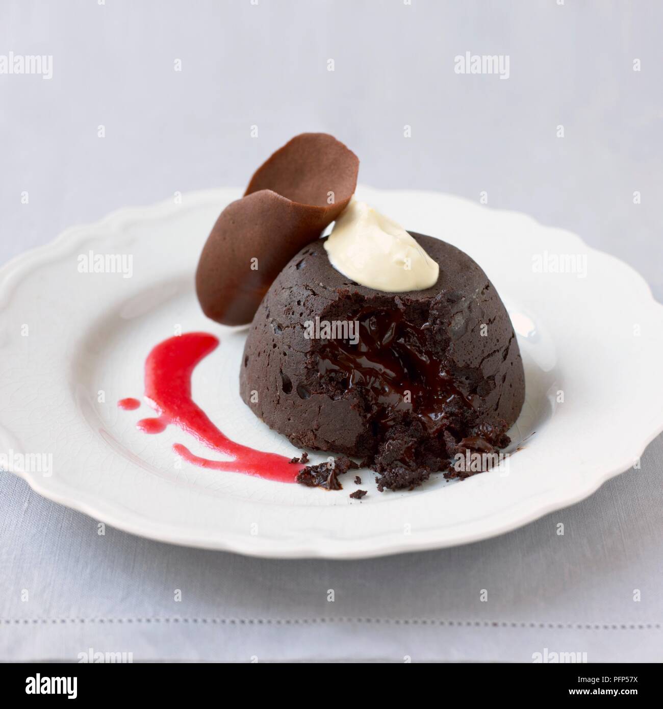 Individuelle Schokolade Kuchen mit Sahne auf weiße Platte Stockfoto