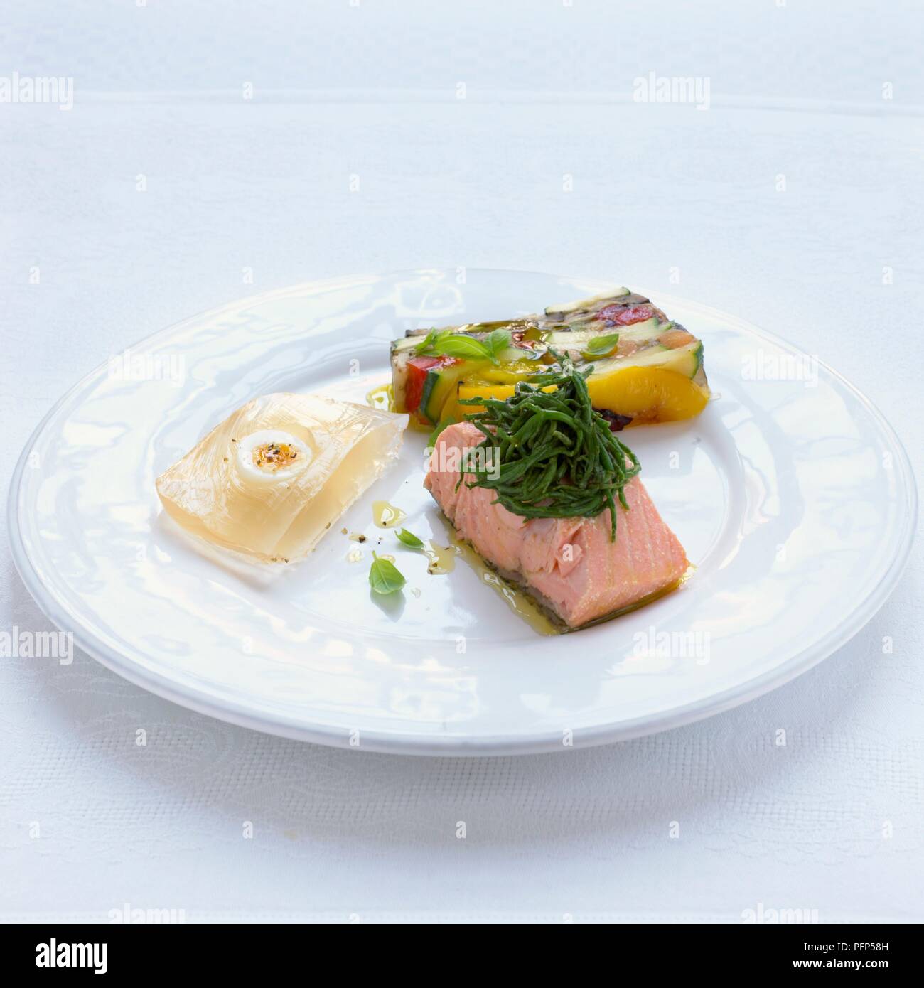 Lachs terrine Ebnen serviert auf weiße Platte Stockfoto