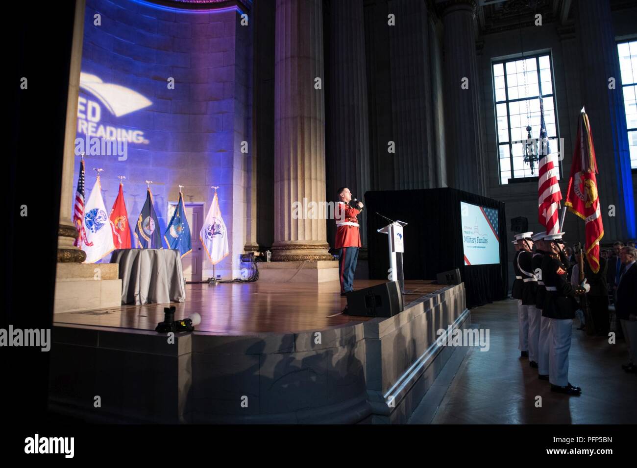 Us Marine Corps Master Sgt. Kevin Bennear, einem Sänger aus dem United States Marine Band "Der Vorsitz nicht s Eigenen', bei United führt durch die Lesung Tribut an militärische Familien Mai 23, 2018, in Washington, D.C. United durch Lesen verbindet militärische Familien mit ihren überseeischen Lieben, indem sie Ressourcen und Support Service Mitglieder zu lesen, Gute-Nacht-Geschichten Home gesendet werden. Stockfoto