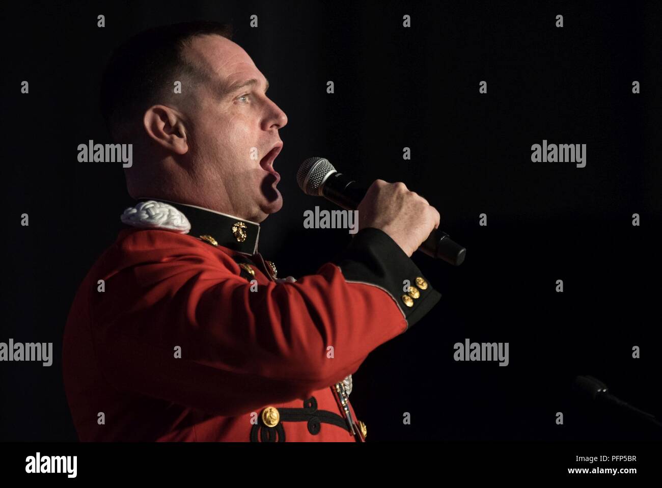 Us Marine Corps Master Sgt. Kevin Bennear, einem Sänger aus dem United States Marine Band "Der Vorsitz nicht s Eigenen', bei United führt durch die Lesung Tribut an militärische Familien Mai 23, 2018, in Washington, D.C. United durch Lesen verbindet militärische Familien mit ihren überseeischen Lieben, indem sie Ressourcen und Support Service Mitglieder zu lesen, Gute-Nacht-Geschichten Home gesendet werden. Stockfoto