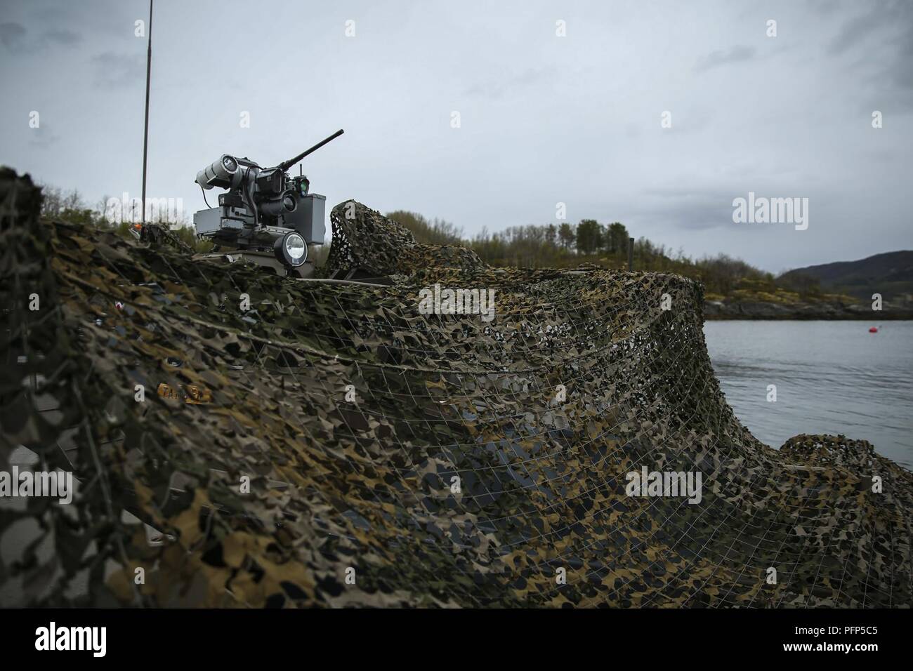 Norwegische Küste Ranger Kommandos (Kjk) Durchführung von Aufklärung und Überwachung von Bord aus einen getarnten CB 90-Klasse schnell Angriff Handwerk während der Übung Platin Ren an Sorreisa, Norwegen, 24. Mai 2018. Die Übung, die von den 1st Platoon durchgeführt, 1 Reconnaissance Bataillon, 1st Marine Division, ist ein Theater Sicherheit Zusammenarbeit Schulung evolution mit KJKs statt Mission wesentliche Aufgaben in rauer Betriebsumgebung zu unterstützen und Koalition Partnerschaften stärken. Stockfoto