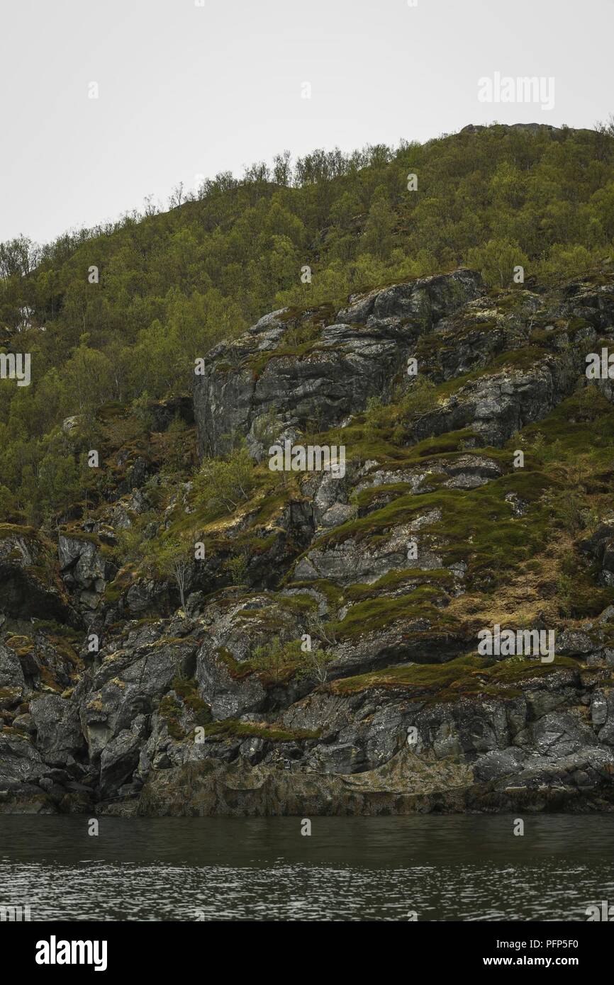 Norwegische Küste Ranger Kommandos (Kjk) Durchführung von Aufklärung und Überwachung von Bord aus einen getarnten CB 90-Klasse schnell Angriff Handwerk während der Übung Platin Ren an Sorreisa, Norwegen, 24. Mai 2018. Die Übung, die von den 1st Platoon durchgeführt, 1 Reconnaissance Bataillon, 1st Marine Division, ist ein Theater Sicherheit Zusammenarbeit Schulung evolution mit KJKs statt Mission wesentliche Aufgaben in rauer Betriebsumgebung zu unterstützen und Koalition Partnerschaften stärken. Stockfoto