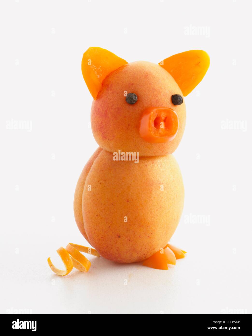 Schwein aus rohen Kartoffeln und Obst Stockfoto