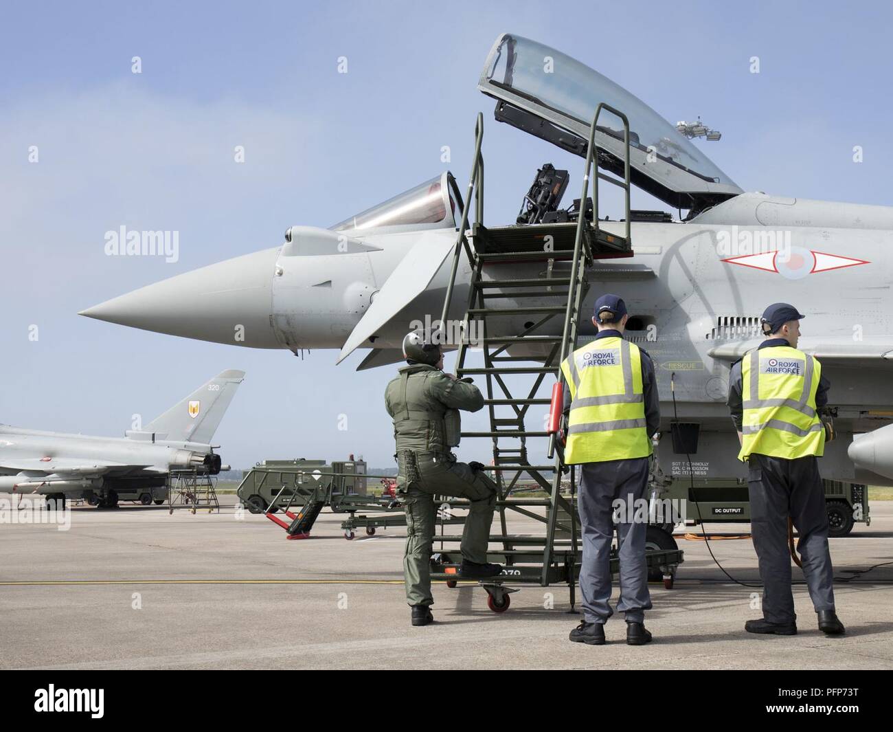 Die Royal Air Force Eurofighter Typhoon Pilot die RAF 1 Geschwader zugewiesen steigt in sein Flugzeug an RAF Lossiemouth, Schottland, zur Unterstützung der Übung POINTBLANK Mai 24, 2018. Ziel ist die Vorbereitung der Koalition warfighters Für einen hart umkämpften Kampf gegen Widersacher in der Nähe - Peer durch eine multi-dimensionale Schlacht-raum Weiterbildung zur Unterstützung der USA und Großbritannien nationale Interessen zu führen. Stockfoto