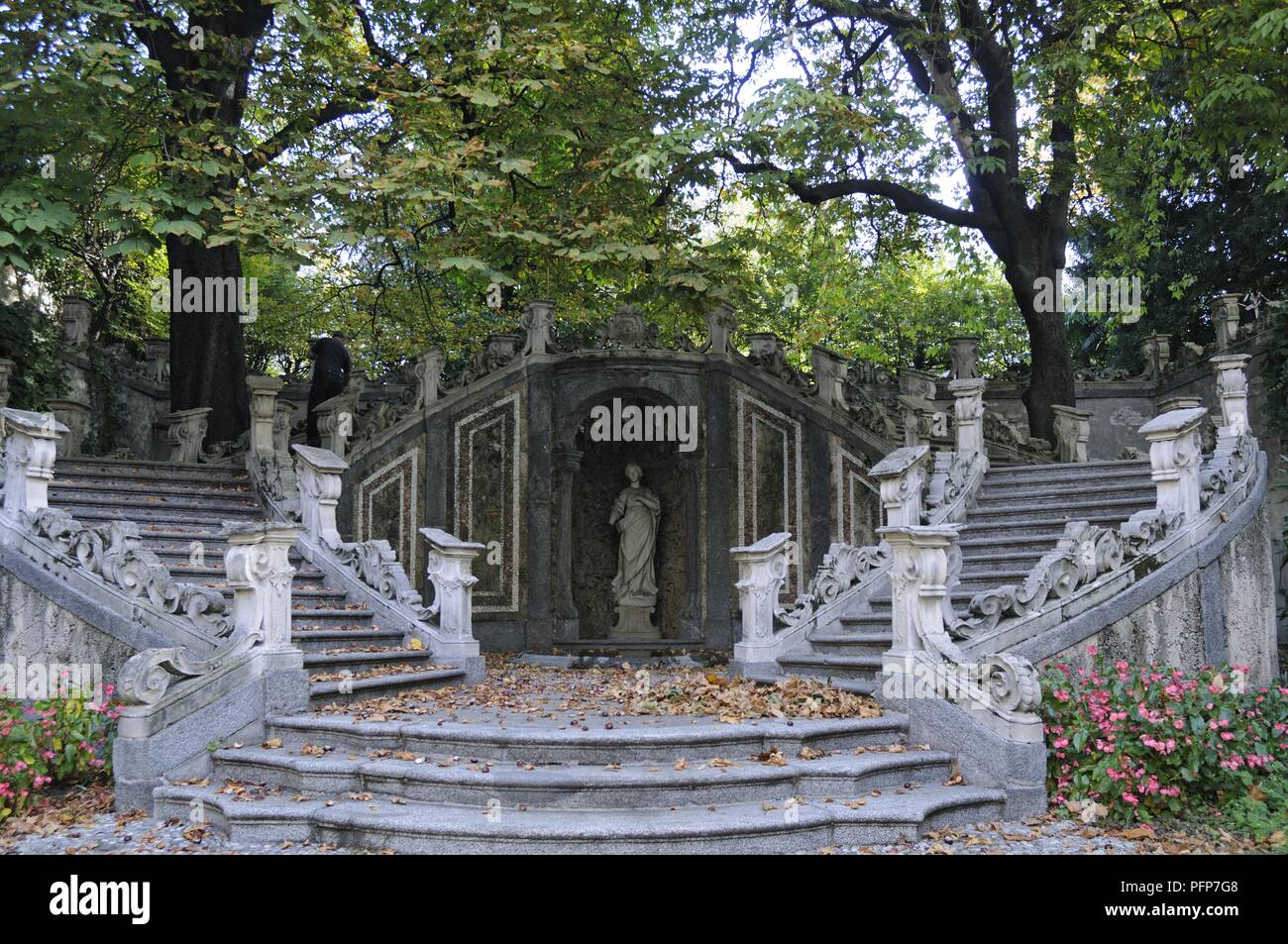 Italien, Lombardei, Lago di Como (Comer See), Como Stadt, Museo Civico Archeologico Paolo Giovio, Statuen und Schritte in die Gärten des Museums Stockfoto