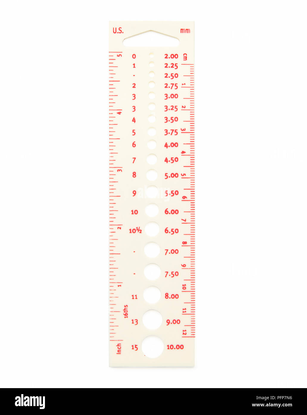 Stricknadel Stärke: Lineal mit Messungen in Zoll und Zentimeter  Stockfotografie - Alamy