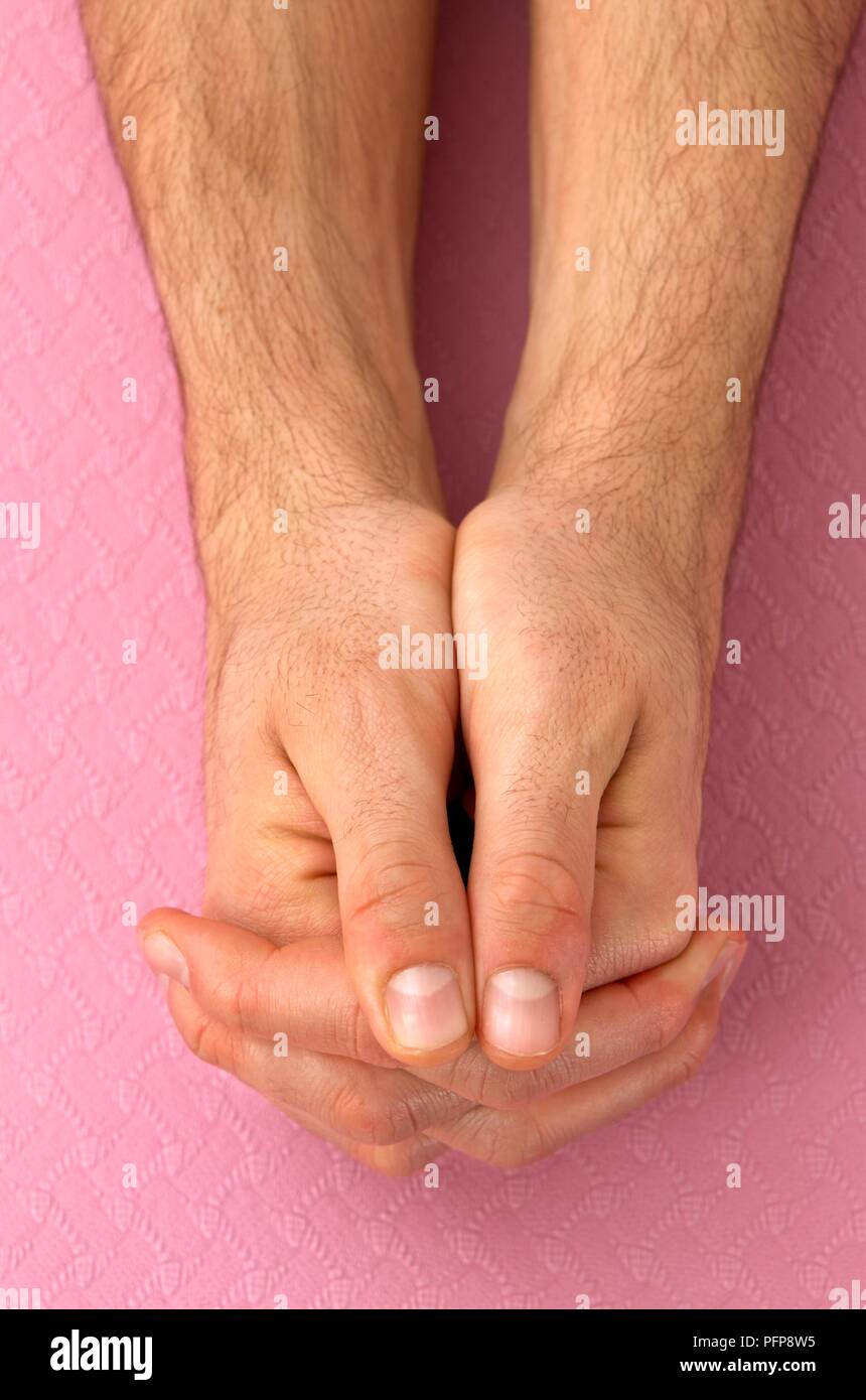 Des Menschen Hand verriegelt im Yoga Pose, close-up Stockfoto