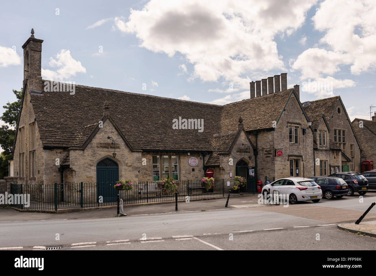 Sherston Post Office & Stores, The Old School Sherston, Wiltshire, England, Großbritannien Stockfoto