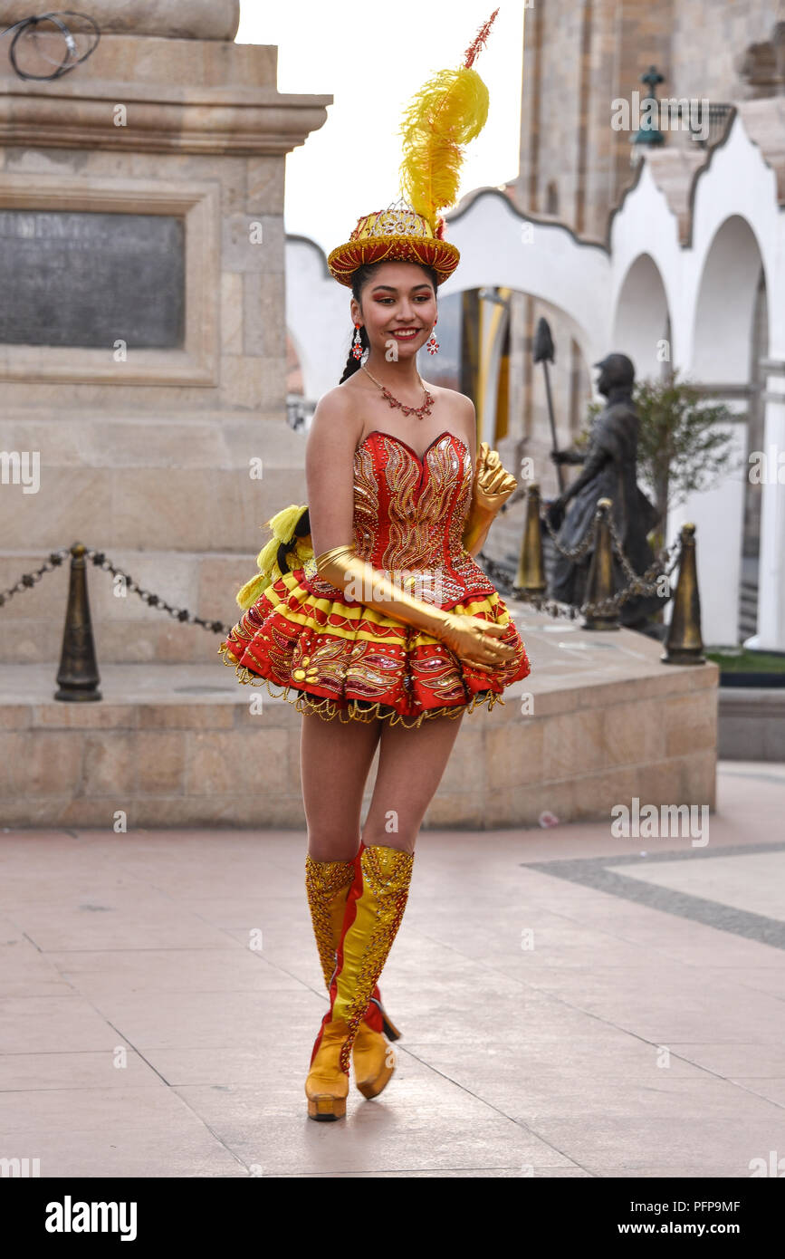 Caporales Tänzer in bunten Kostümen durchführen, da sie eine Parade durch die Bergbau Stadt Potosi, vor der bolivianischen Independence Day. Stockfoto