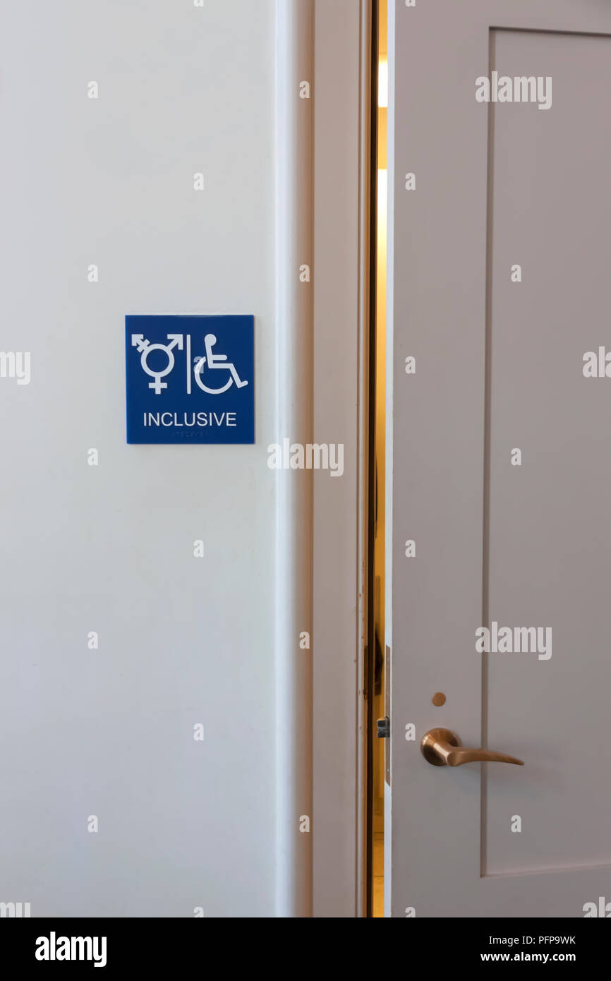 Inklusive Vorzeichen am Eingang einer Toilette. Stockfoto