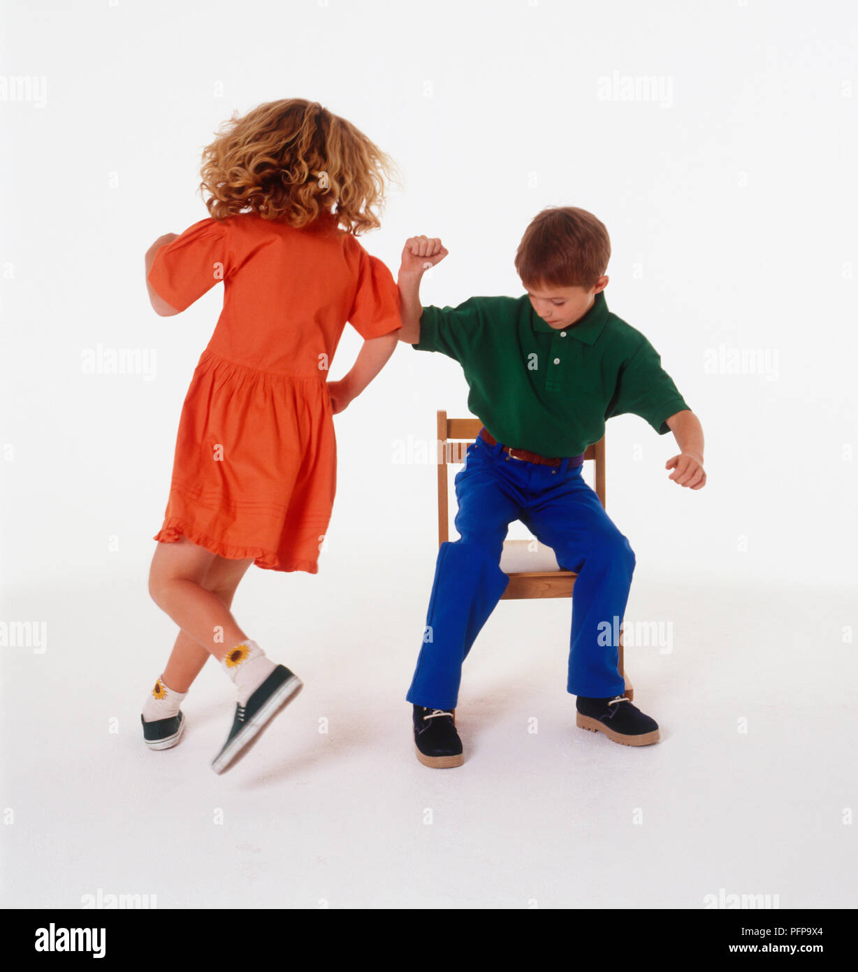 Junge und Mädchen spielen musikalische Stühle Stockfoto