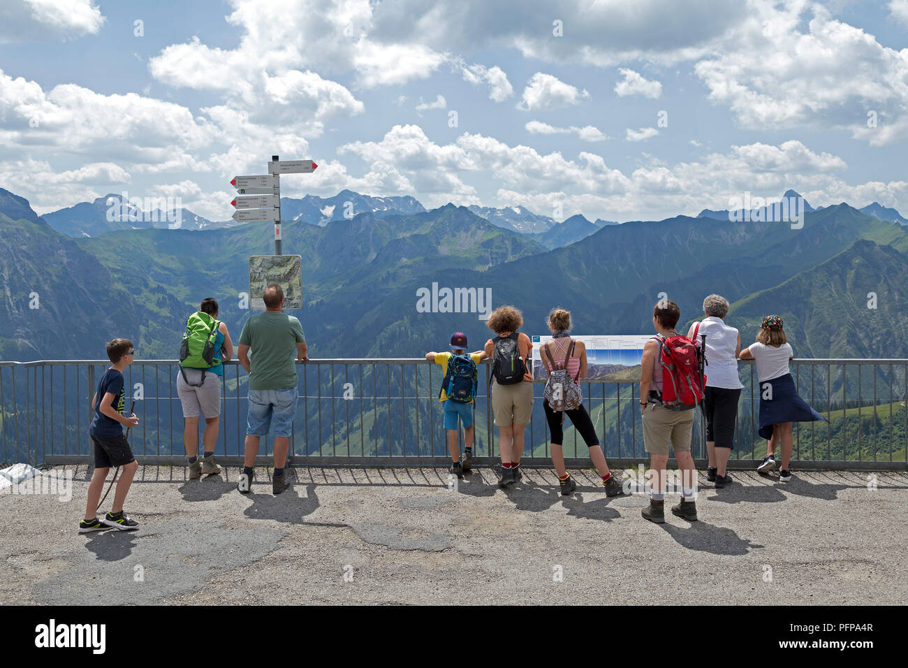 Besucher genießen den Blick von der Bergstation der Seilbahn, Walmendinger Horn, Mittelberg, Kleines Walsertal, Österreich Stockfoto