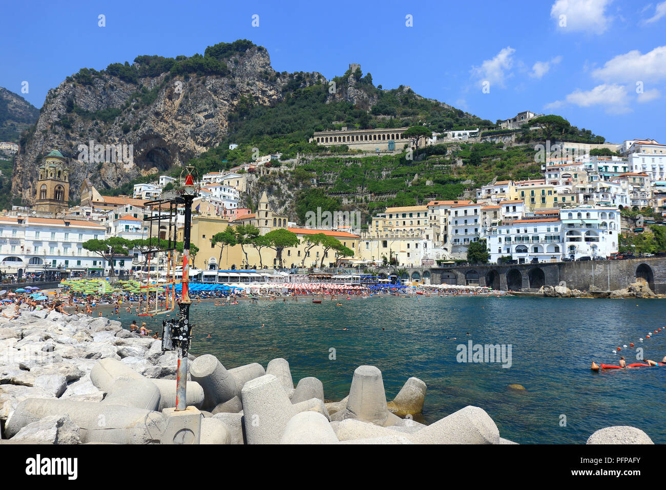 Ein Blick auf die wunderschöne Küste von Amalfi in der Provinz Salerno Italien Stockfoto