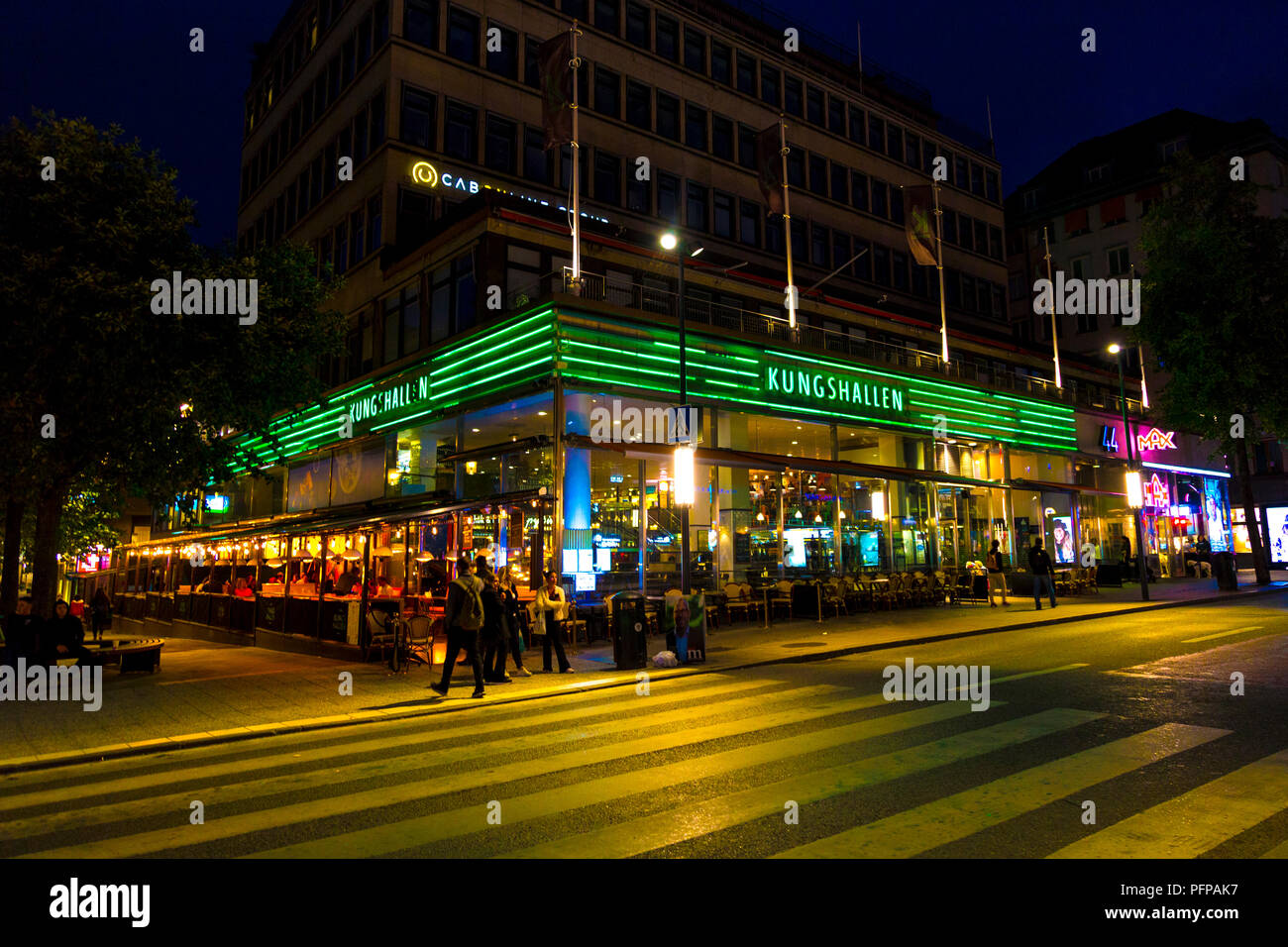 Die Außenseite des Kungshallen Food Court in der Nacht mal in Stockholm, Schweden Stockfoto