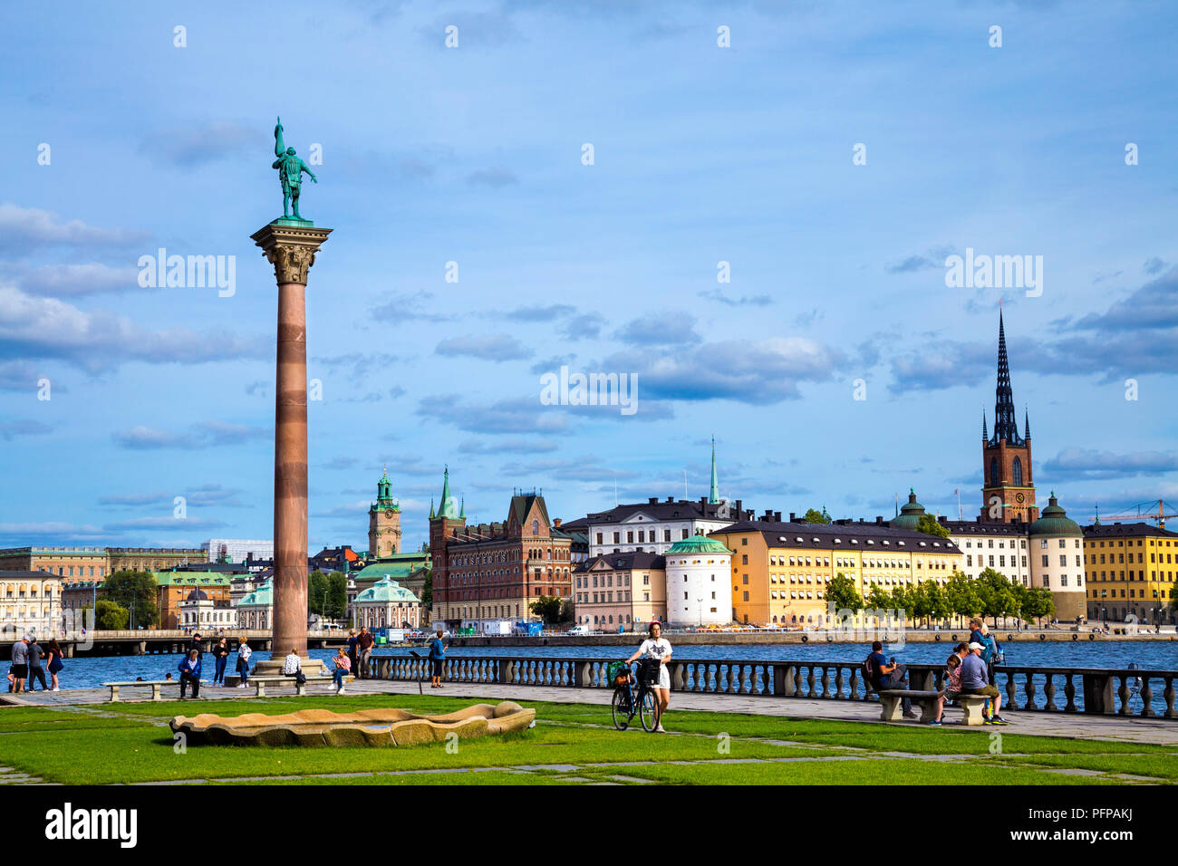 Malerischer Blick auf Stockholm von der City Hall und eine Spalte mit Statue von Engelbrekt Engelbrektsson (stadshuset), Schweden Stockfoto