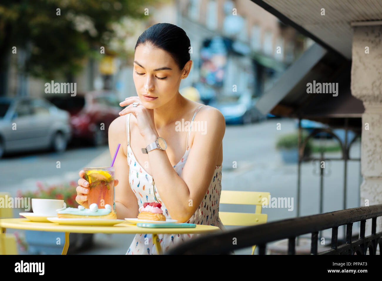 Ruhe Frau an die Limonade, während allein sitzen Stockfoto