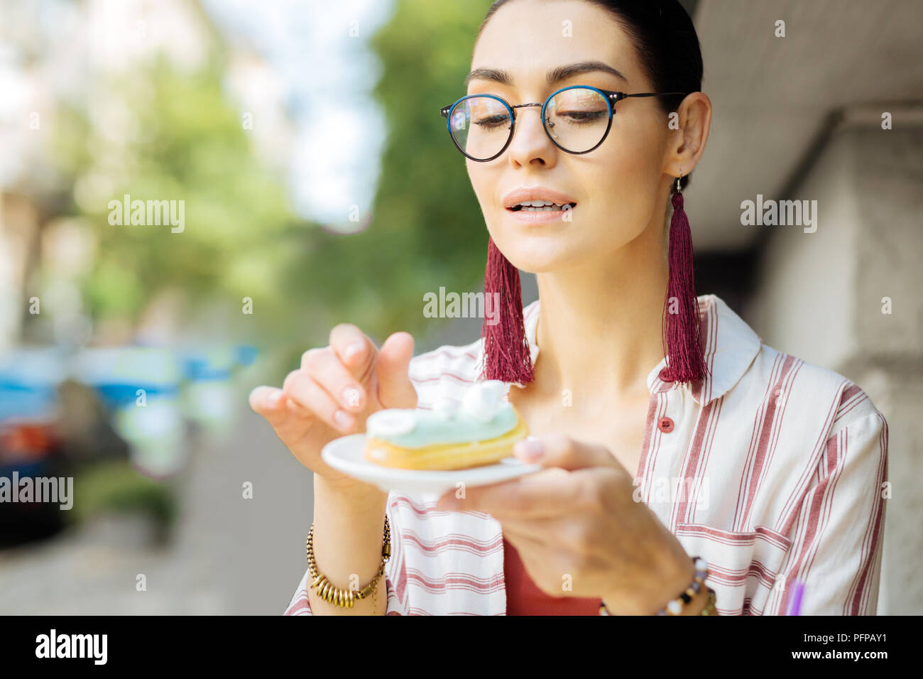Neugierig Frau am Dessert suchen vor dem Essen es Stockfoto