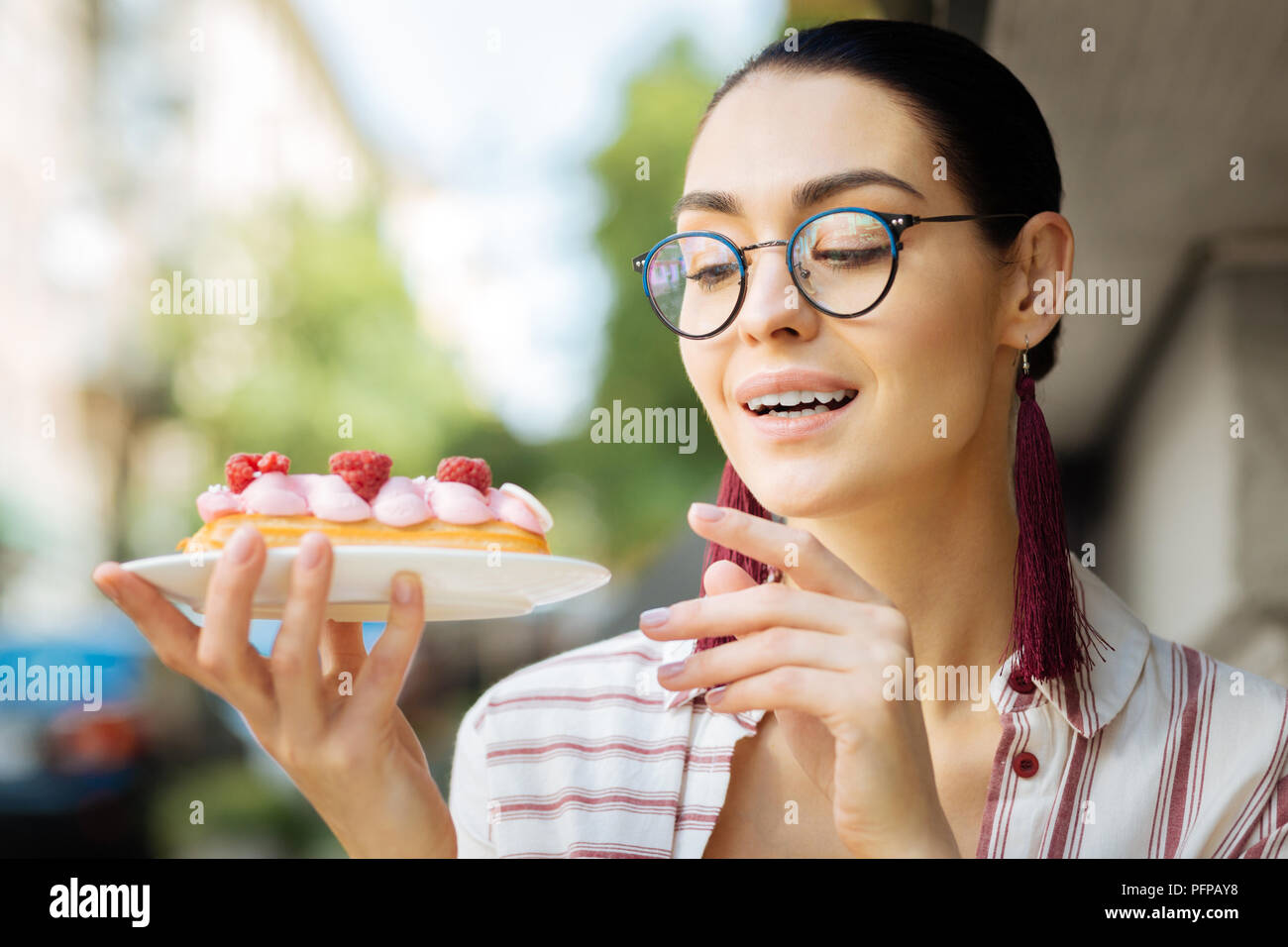 Glücklich lächelnde Frau und ihrem schönen Dessert Stockfoto