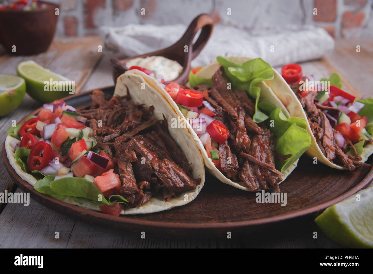 Mexikanische Tacos mit gebratenem Rindfleisch, Soße und salsa Tomaten Stockfoto